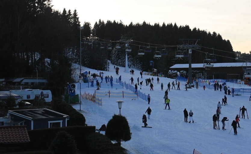 Drukte en sneeuwpret in Winterberg. Bron Feratel.