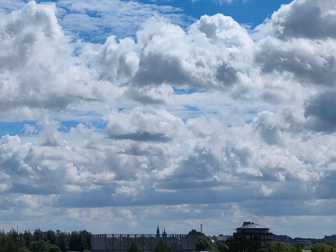 Wolken en zon. Foto: Marrie van den Bos