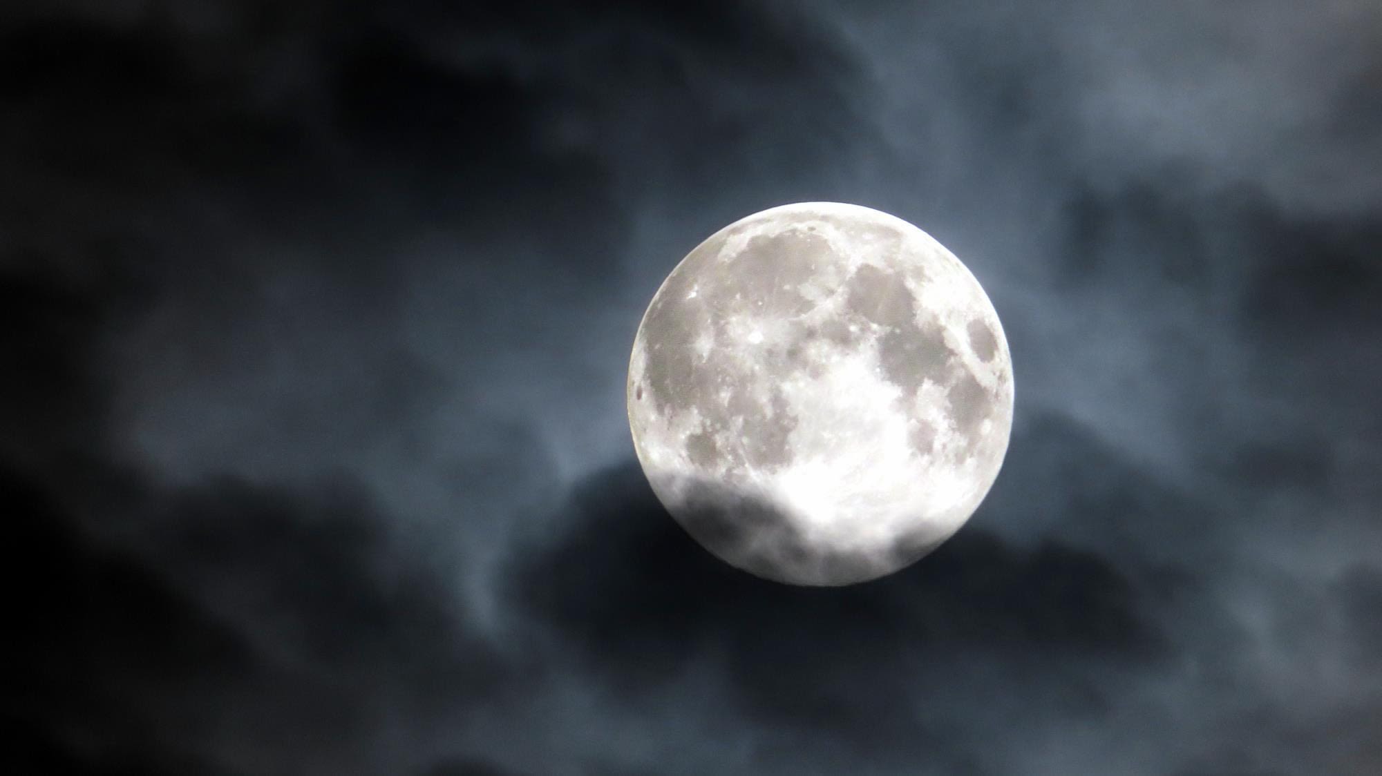 De kans op veel bewolking is vooralsnog klein. Foto: Menno Bonkenburg