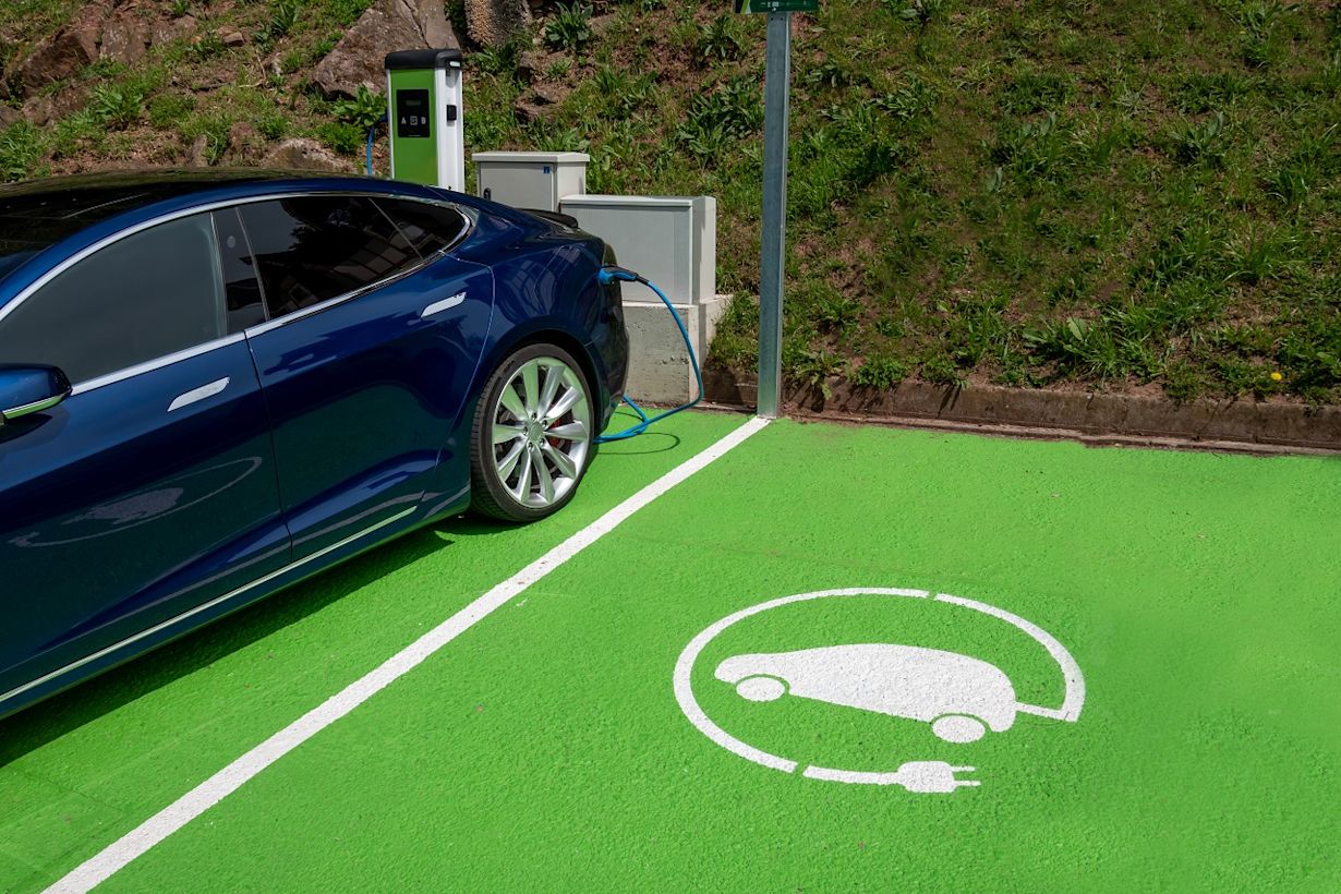 Auto opladen in het buitenland is vaak lastig. Foto: AdobeStock / marcantabrico