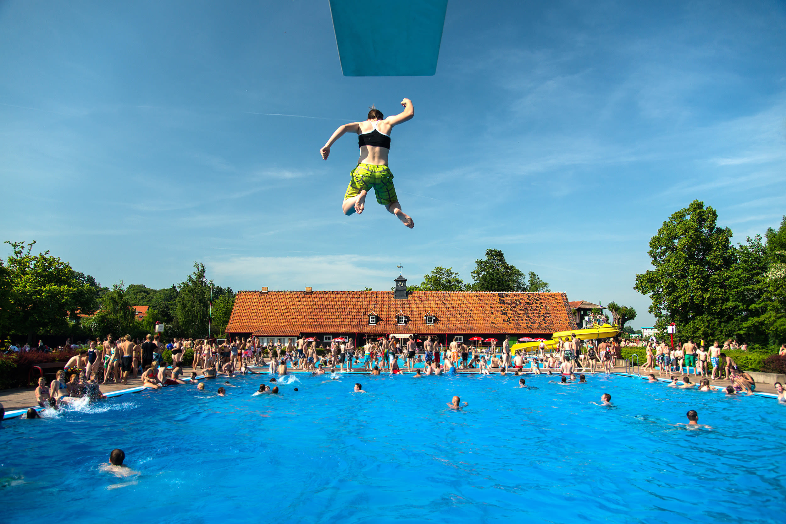 Buitenzwembad biedt verkoeling tijdens hitte. Foto: AdobeStock / Janni.