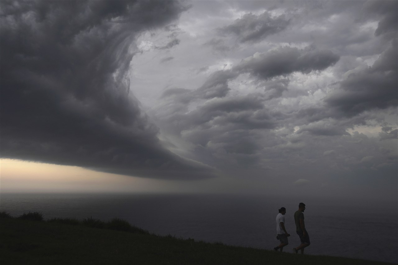 Een storm trekt over Wollongong, Australia, 01 December 2020. Foto: EPA/DEAN LEWINS AUSTRALIA AND NEW ZEALAND OUT