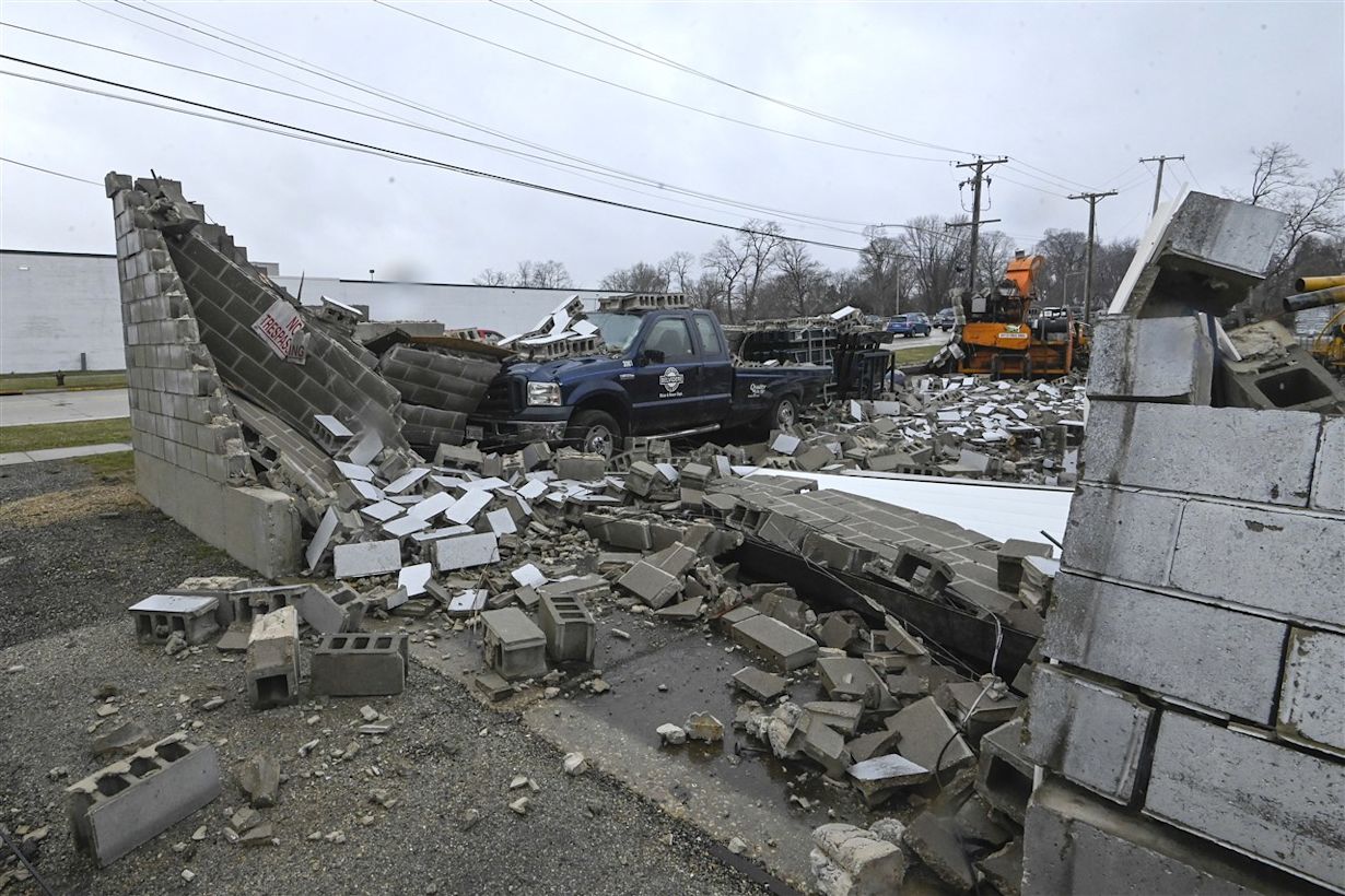 Ernstige schade na de tornado's van 1 april in Illinois. Foto: ANP/EPA/MATT MARTON