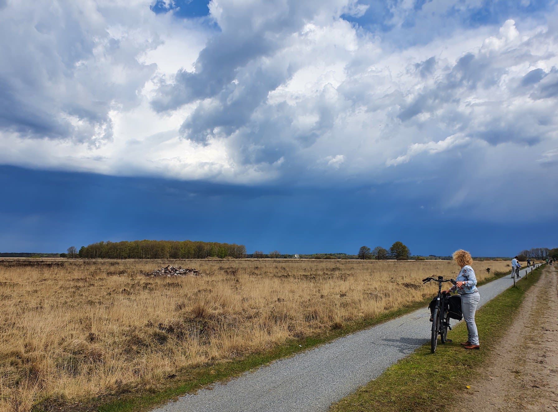 Een bui in Drenthe. Foto: Joan Vos