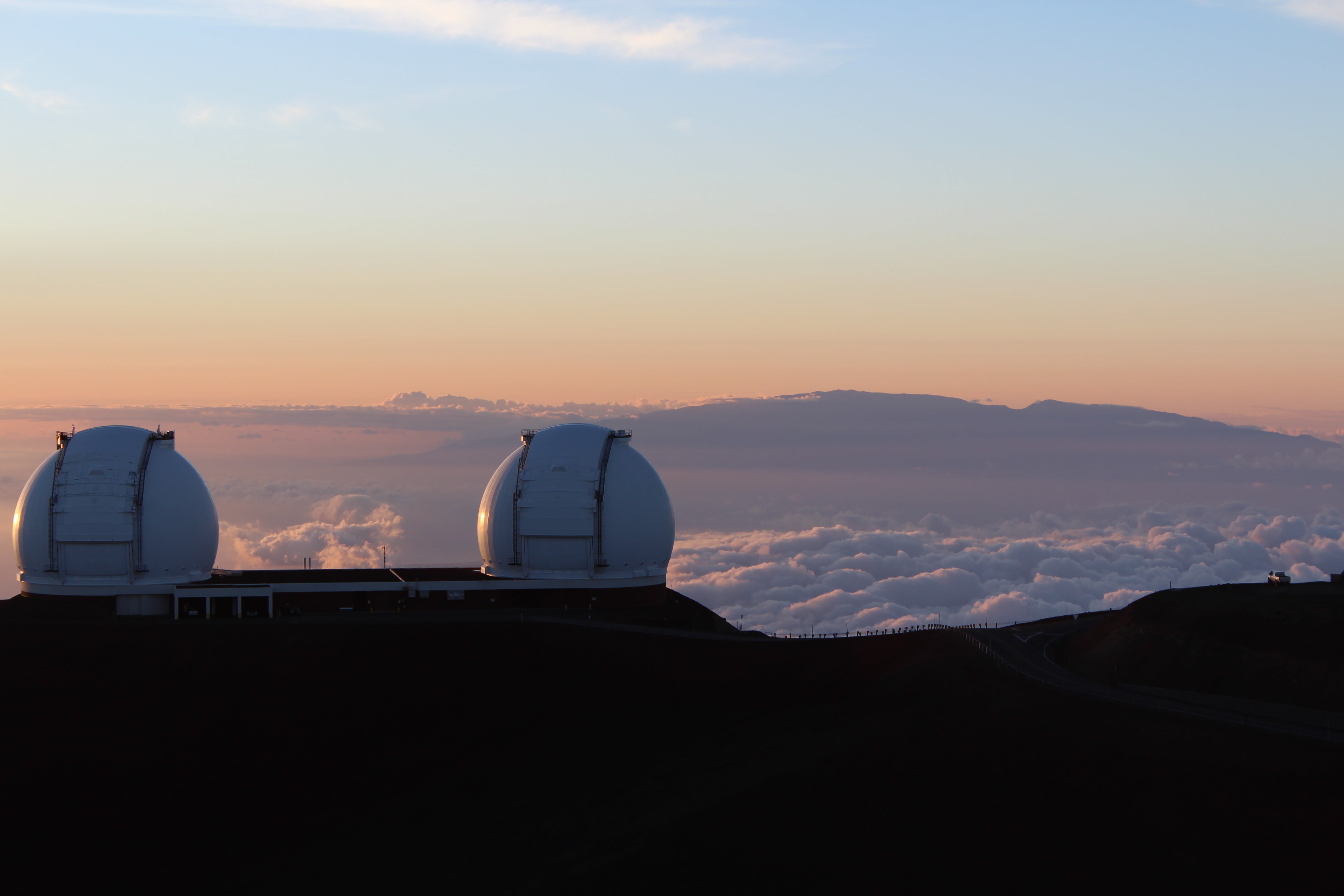 Koepels van Mauna Loa Observatory in Hawaii