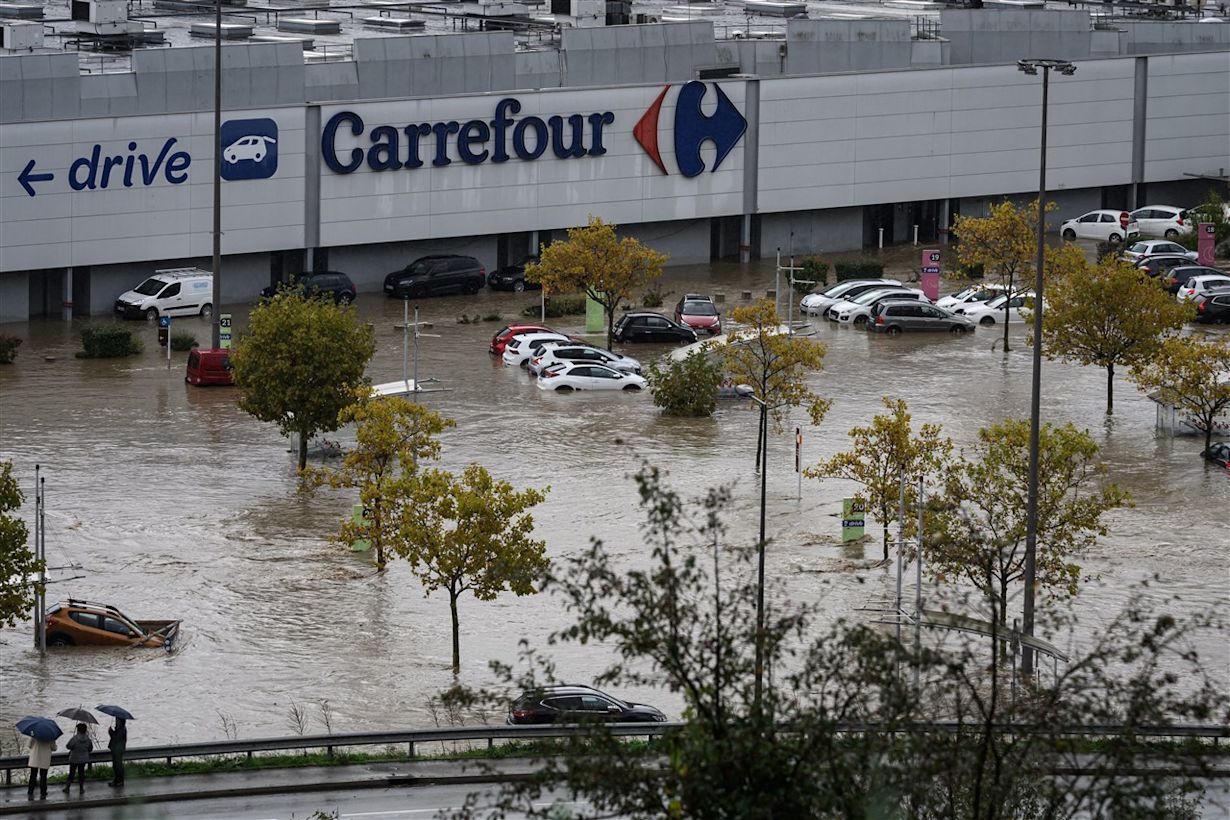 Overstromingen in Zuid-Frankrijk, in de stad Givors. Foto: Jean-Philippe Ksiazek / AFP / ANP.