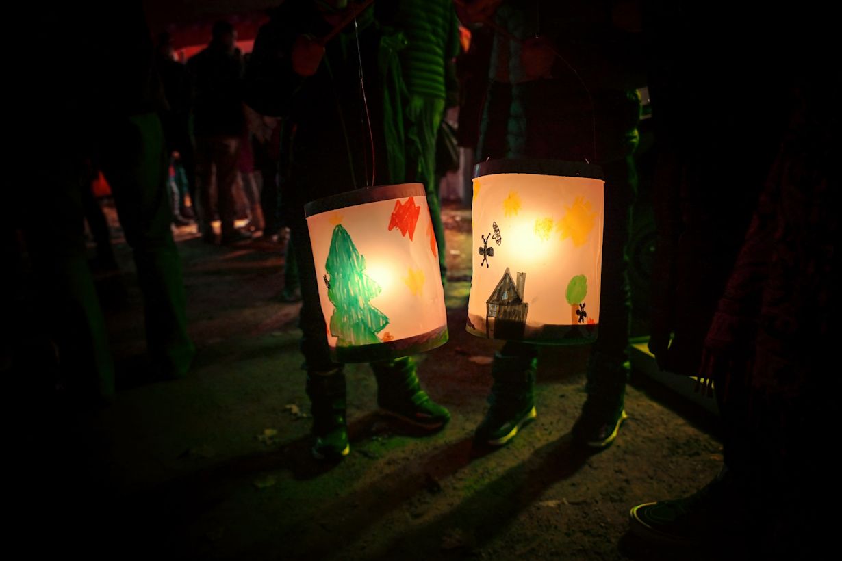 Lampionnen tijdens Sint-Maarten. Foto via Adobe Stock / Maren Winter