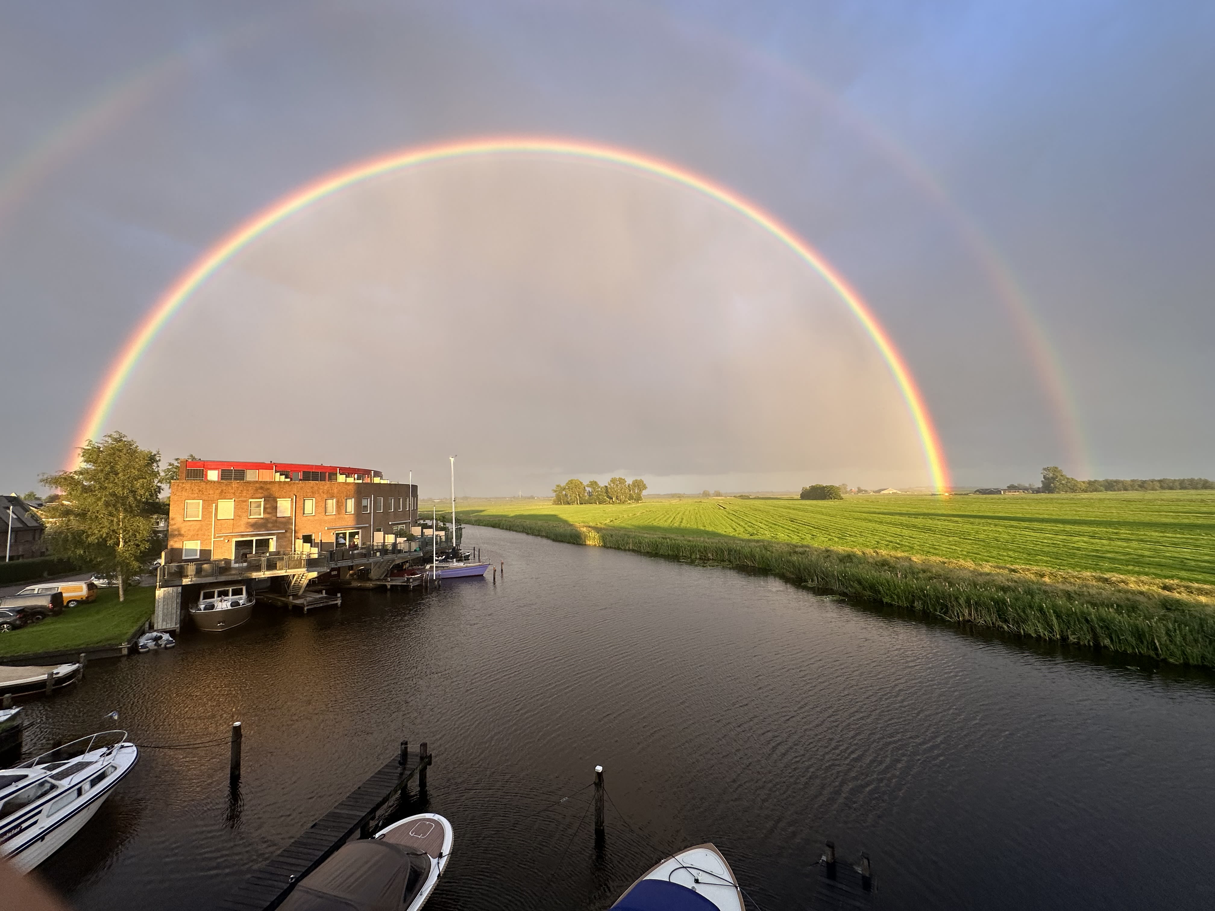 De combinatie van zon en buien kan wel mooie regenbogen opleveren! Foto: Marcel van den Beld