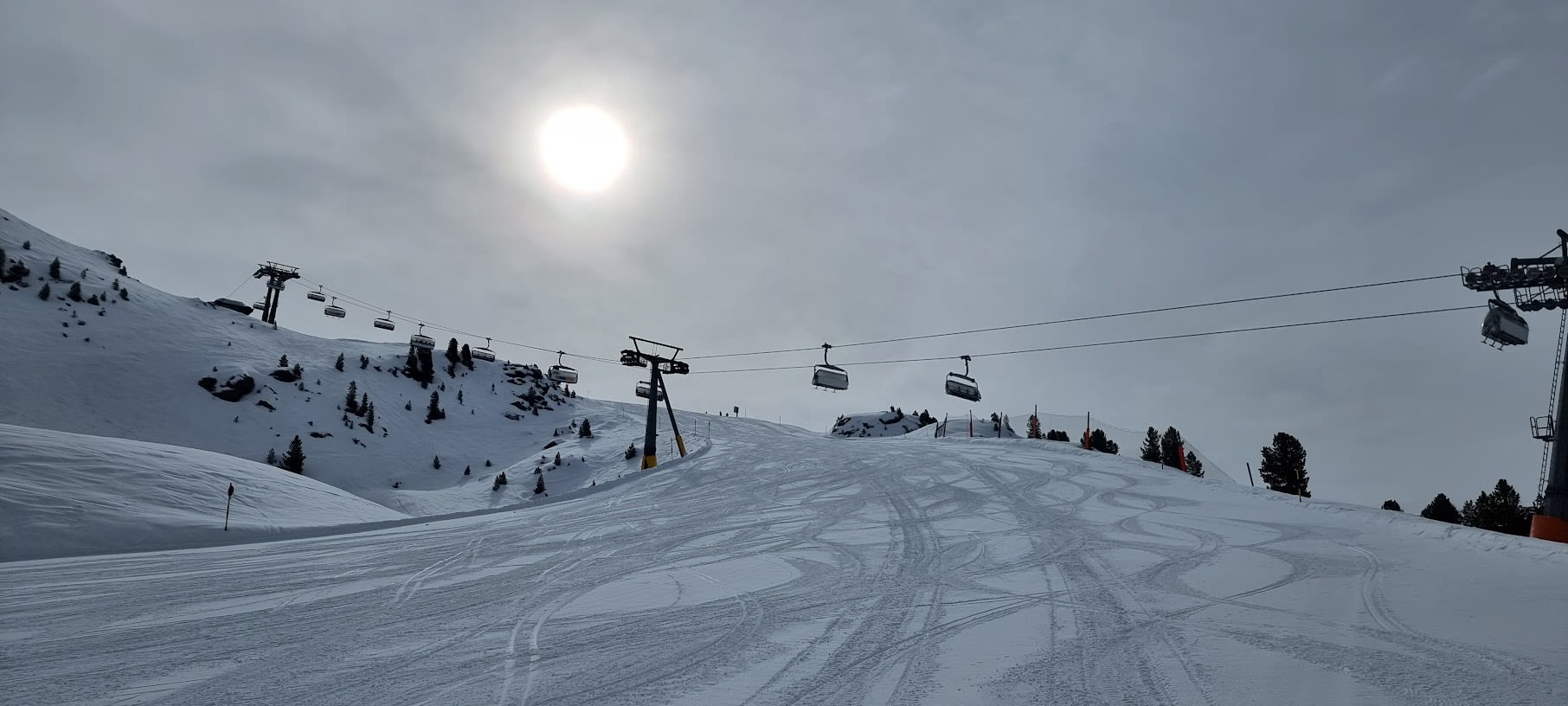 Vanaf half maart is het altijd genieten van rustige skipistes zoals hier in het Zillertal Arena (foto: Eric Kromhout)