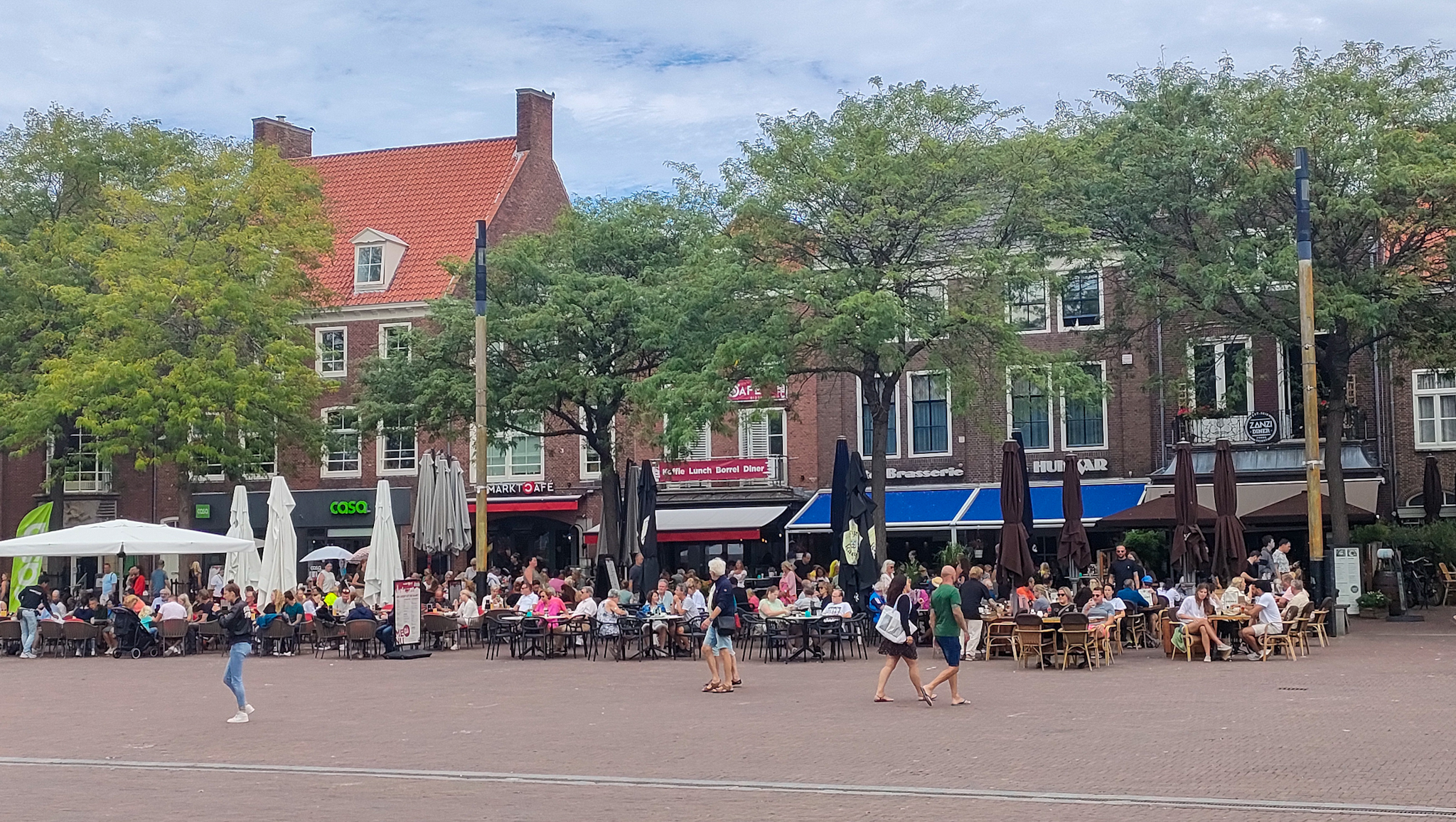 Volle terrassen op een warme dag. Foto: Astrid Wiessner Hoog