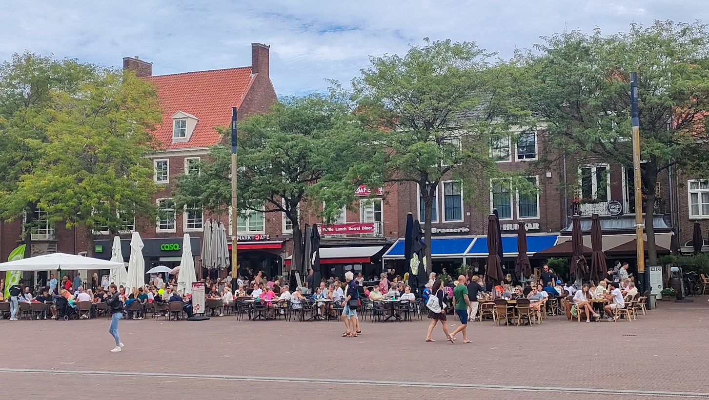 Volle terrassen op een warme dag. Foto: Astrid Wiessner Hoog