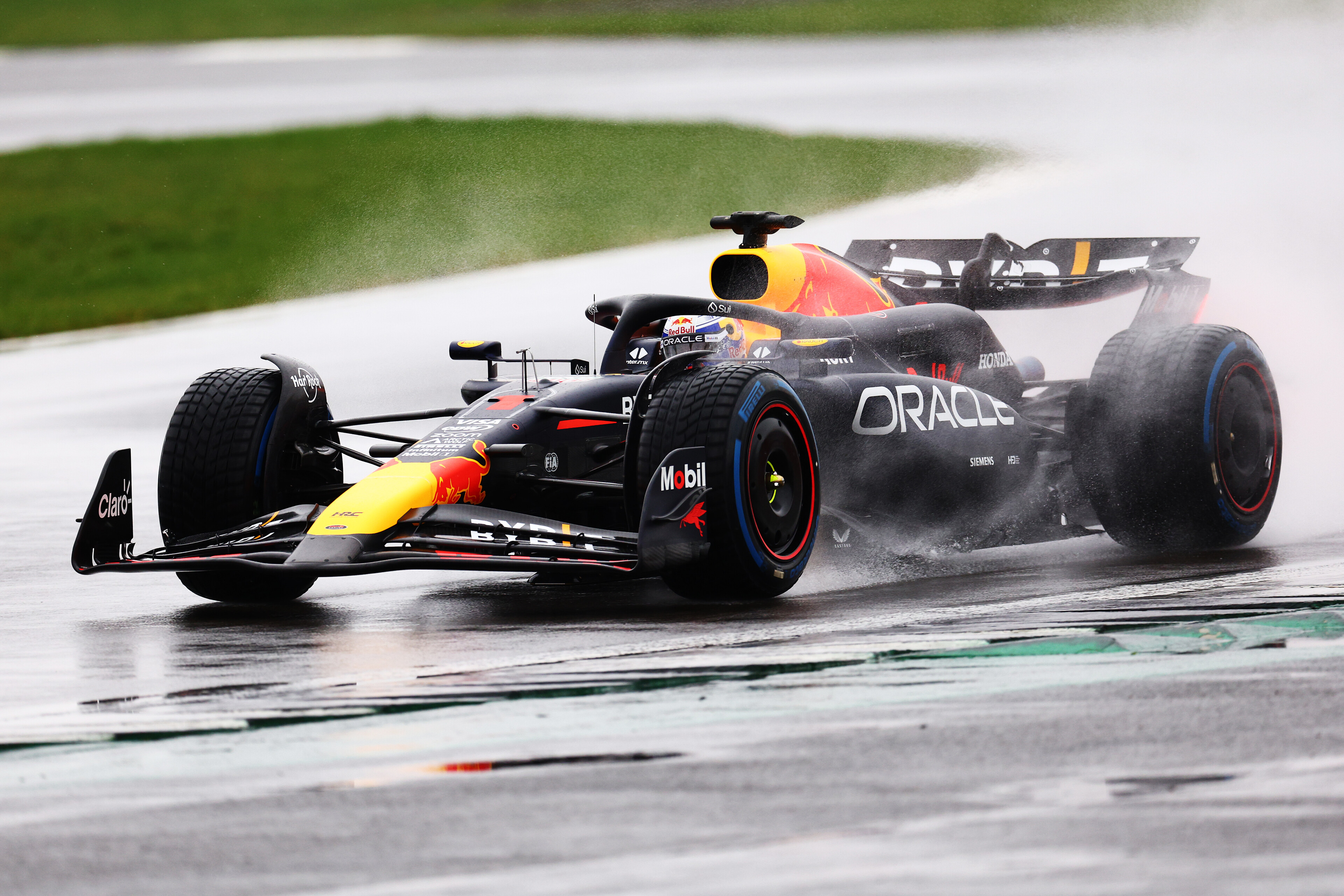 Max Verstappen op een nat Silverstone. Foto via redbullcontentpool.com: Clive Rose/Getty Images for Red Bull Racing.