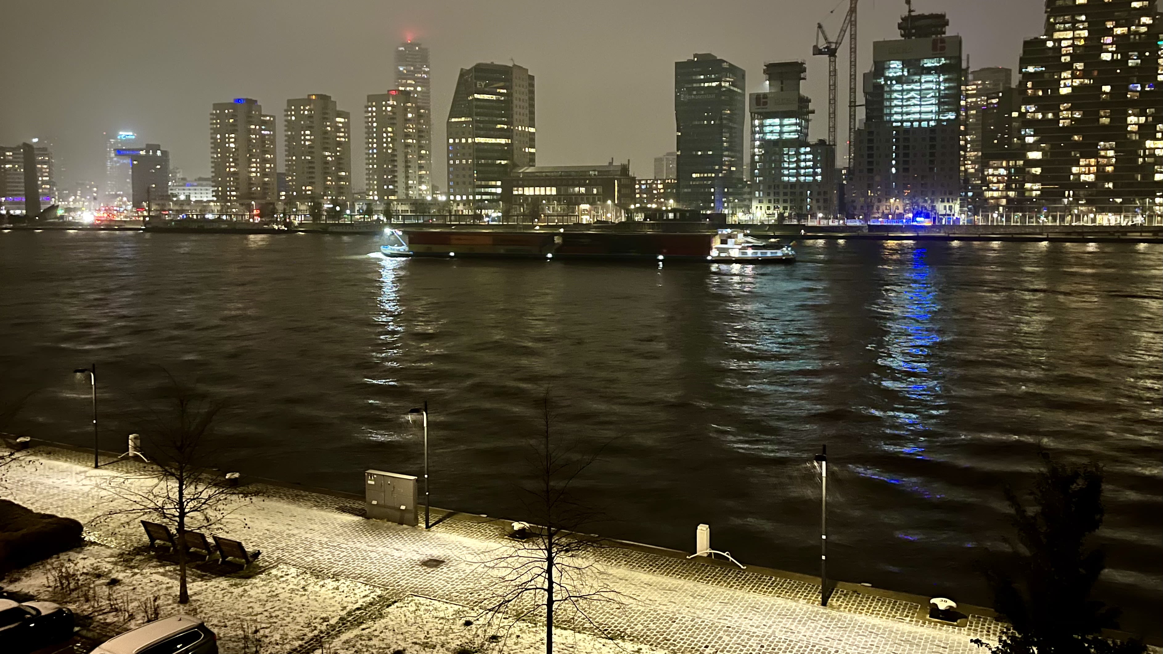 In Rotterdam aan de Maaskade ligt slechts een dun poederlaagje. Foto: Maddy.
