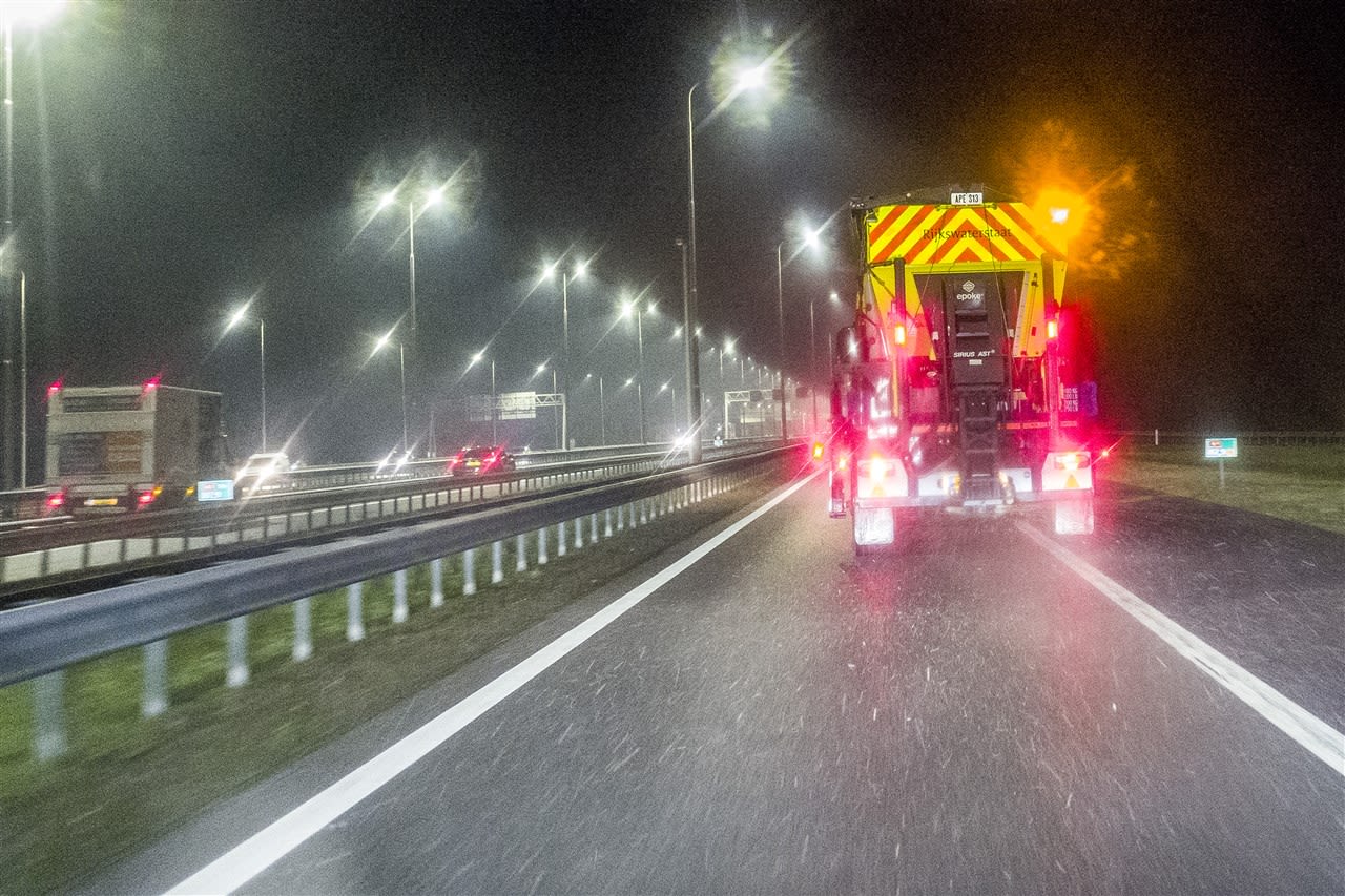 Strooien op de snelweg. Foto: ANP / Vincent Jannink.