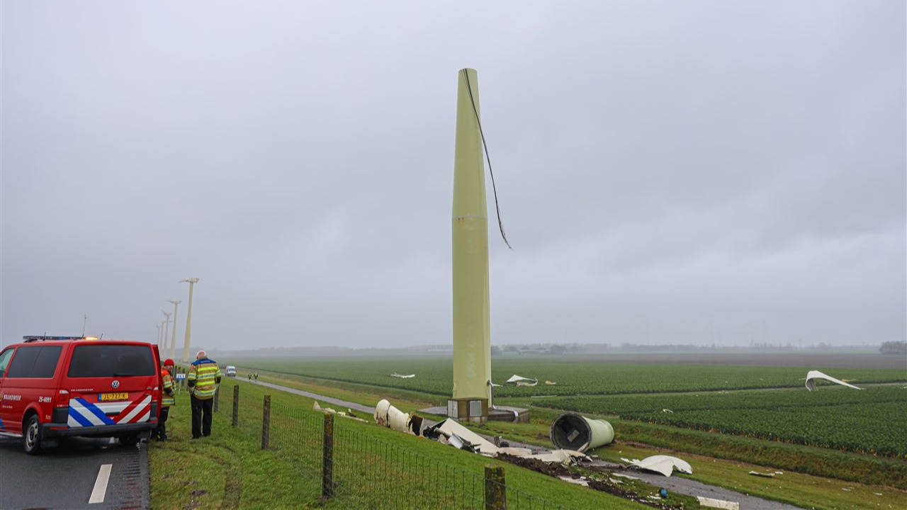 Grote ravage door knakken windmolen Zeewolde. Foto: ANP INTER VISUAL STUDIO