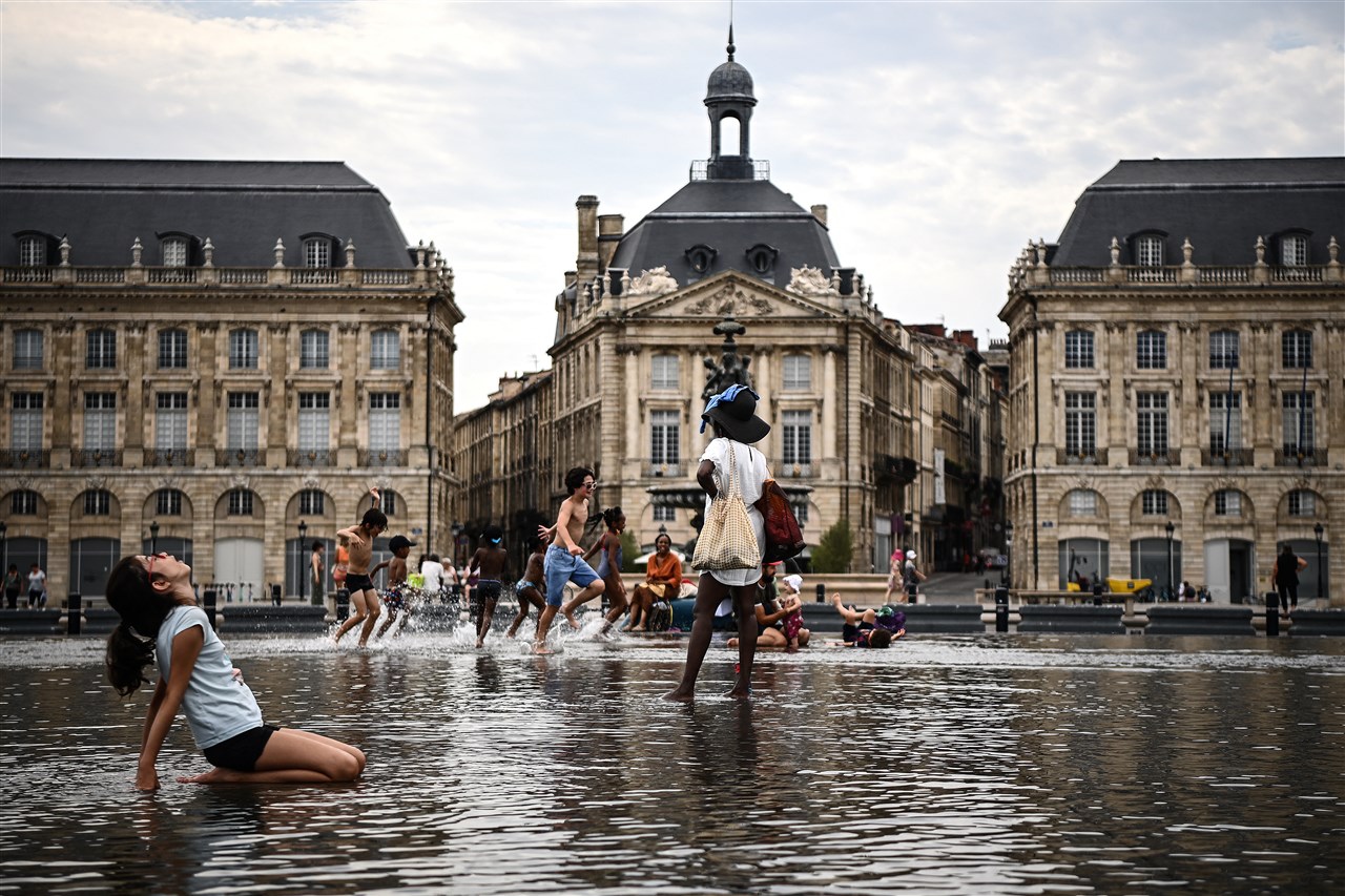 Warmte in Frankrijk. Foto: ANP / Christophe ARCHAMBAULT / AFP