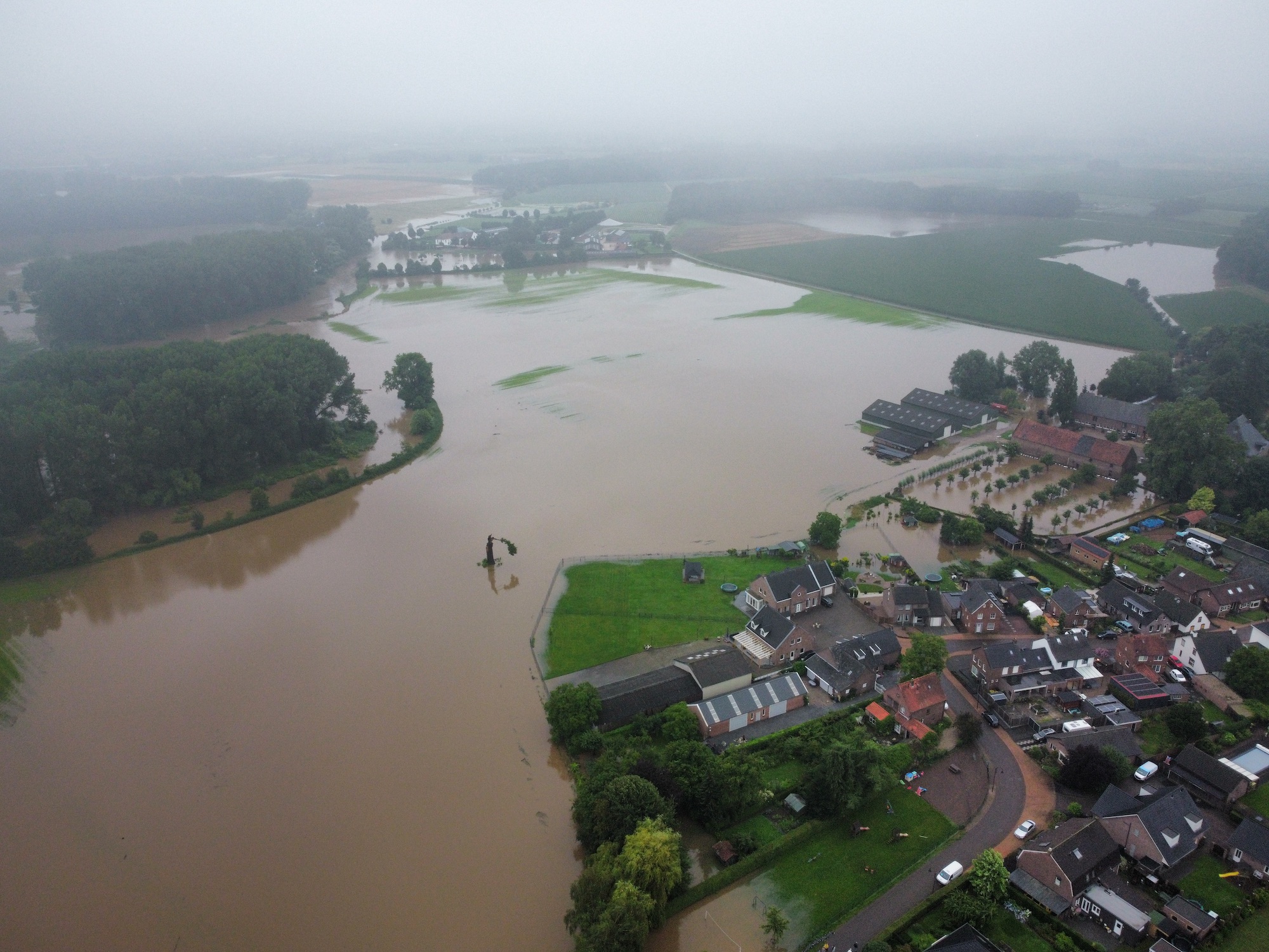 Dronebeeld van wateroverlast in Limburg