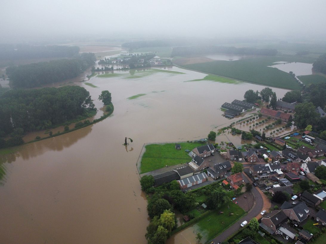 Dronebeeld van wateroverlast in Limburg