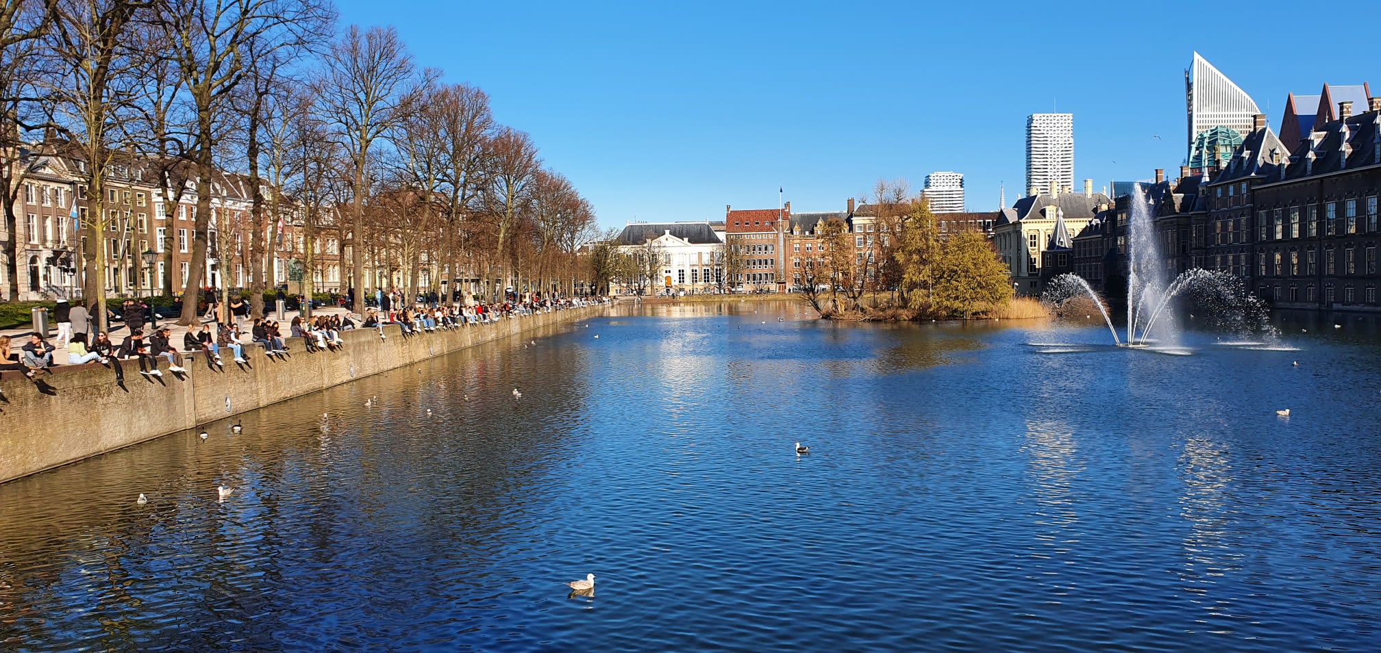 Hofvijver Den Haag - Blauwe luchten - Rustig en zonnig weer - Prinsjesdag