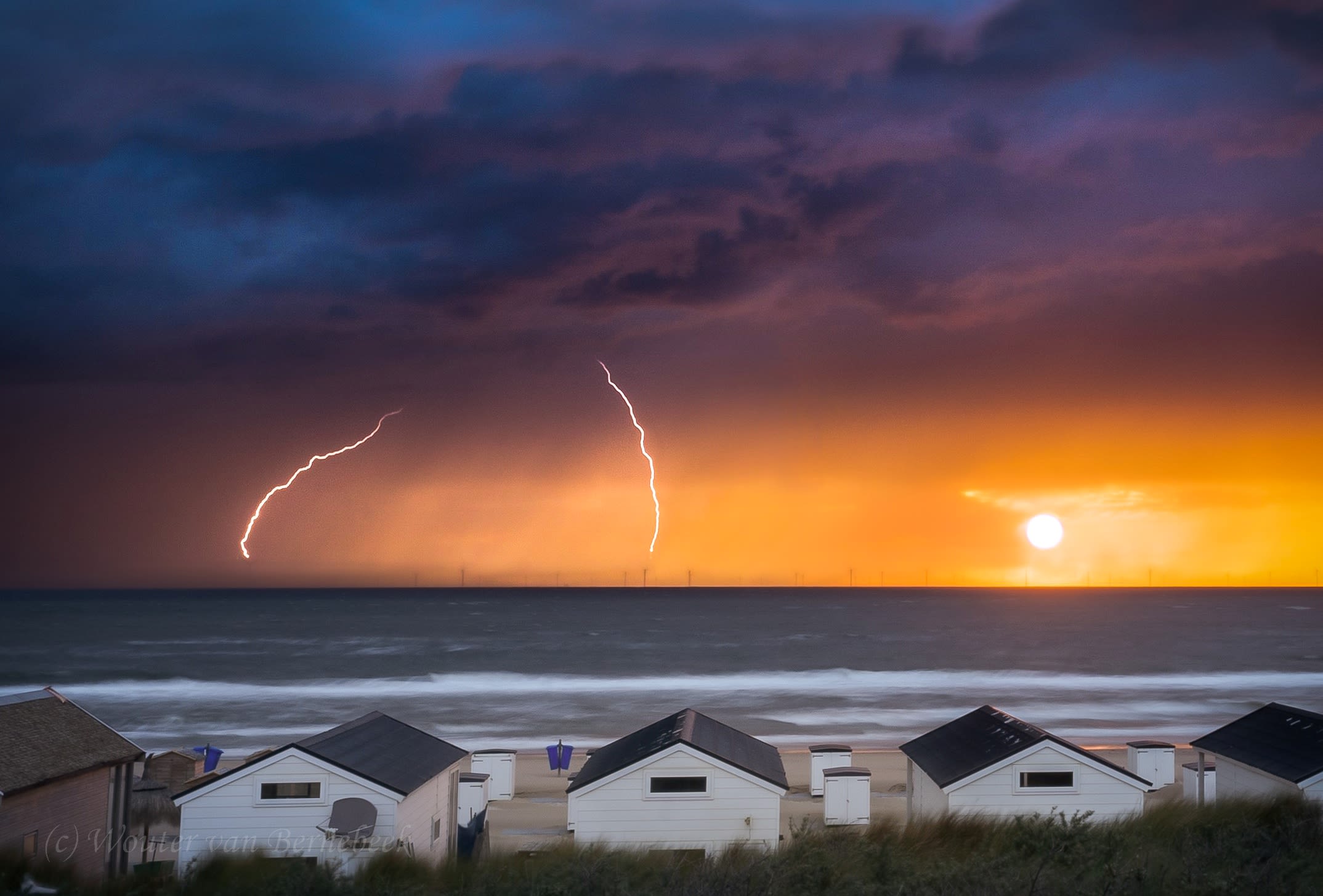 Bliksem bij zonsondergang. Foto: Wouter van Bernebeek