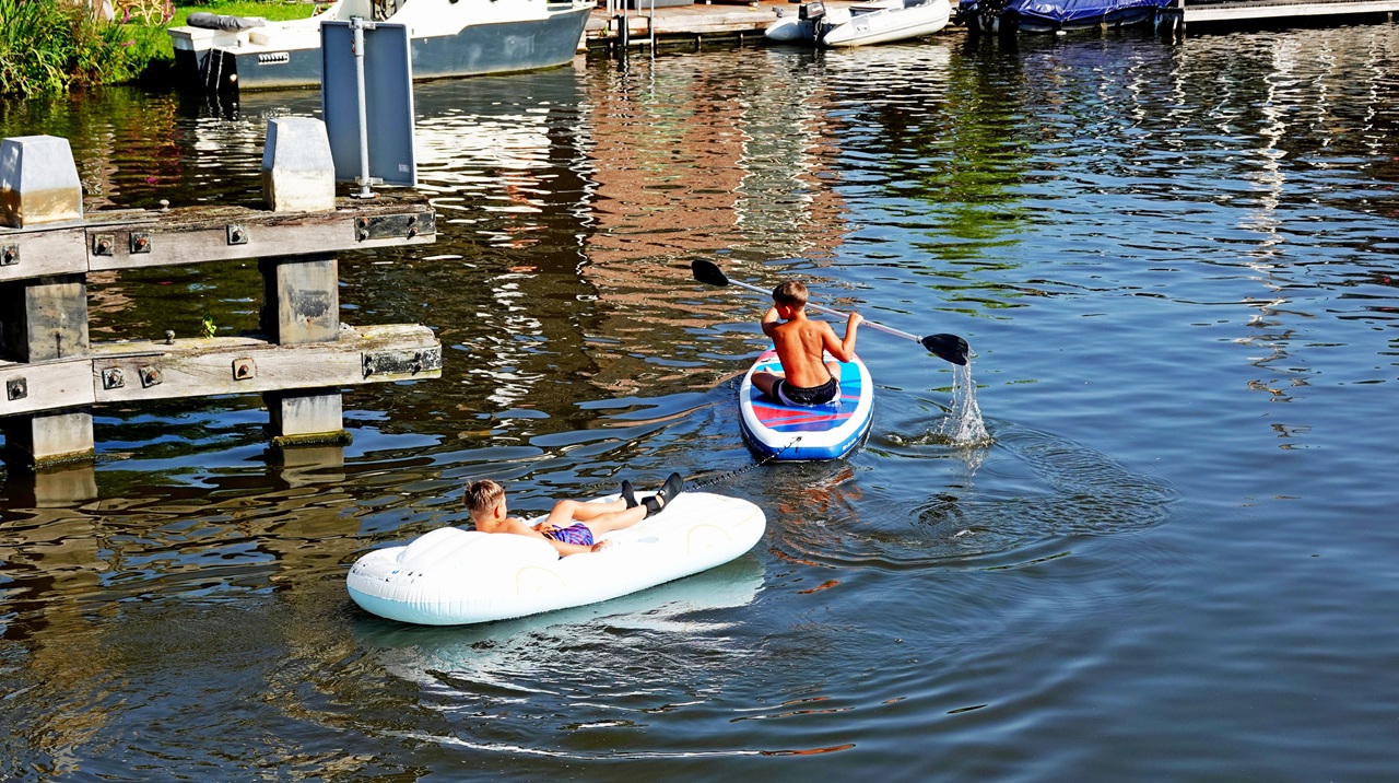 Verkoeling zoeken op het water op deze hete dagen. Foto: Ton Wesselius