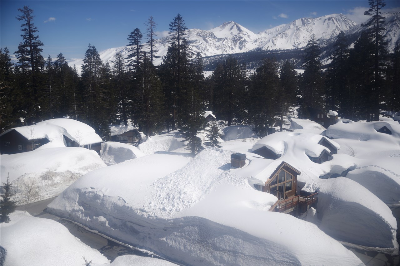 Opnieuw een dik pak sneeuw in Mammoth Lakes. Foto: ANP/EPA/CAROLINE BREHMAN