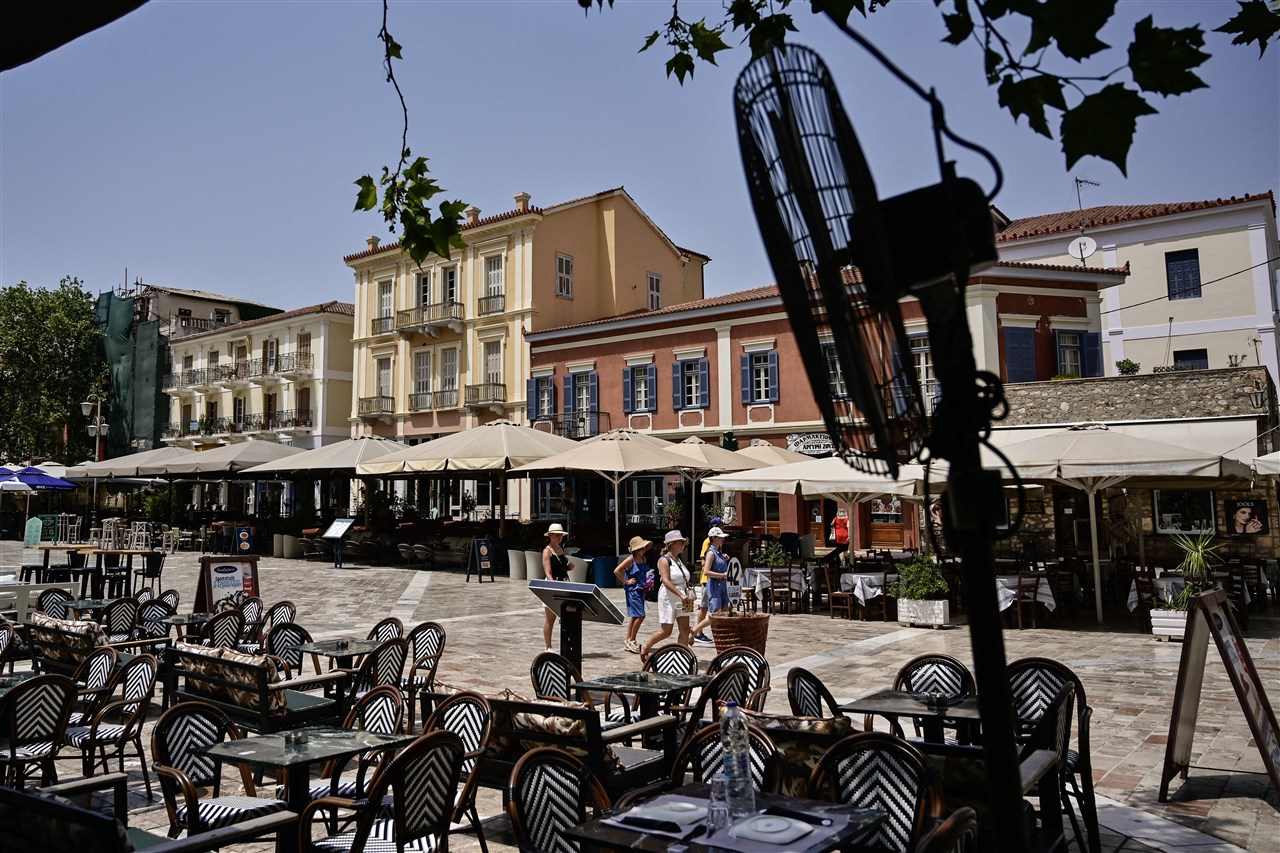 Verschillende plaatsen gaan gebukt onder hoge temperaturen. Foto: Louisa Gouliamaki / AFP