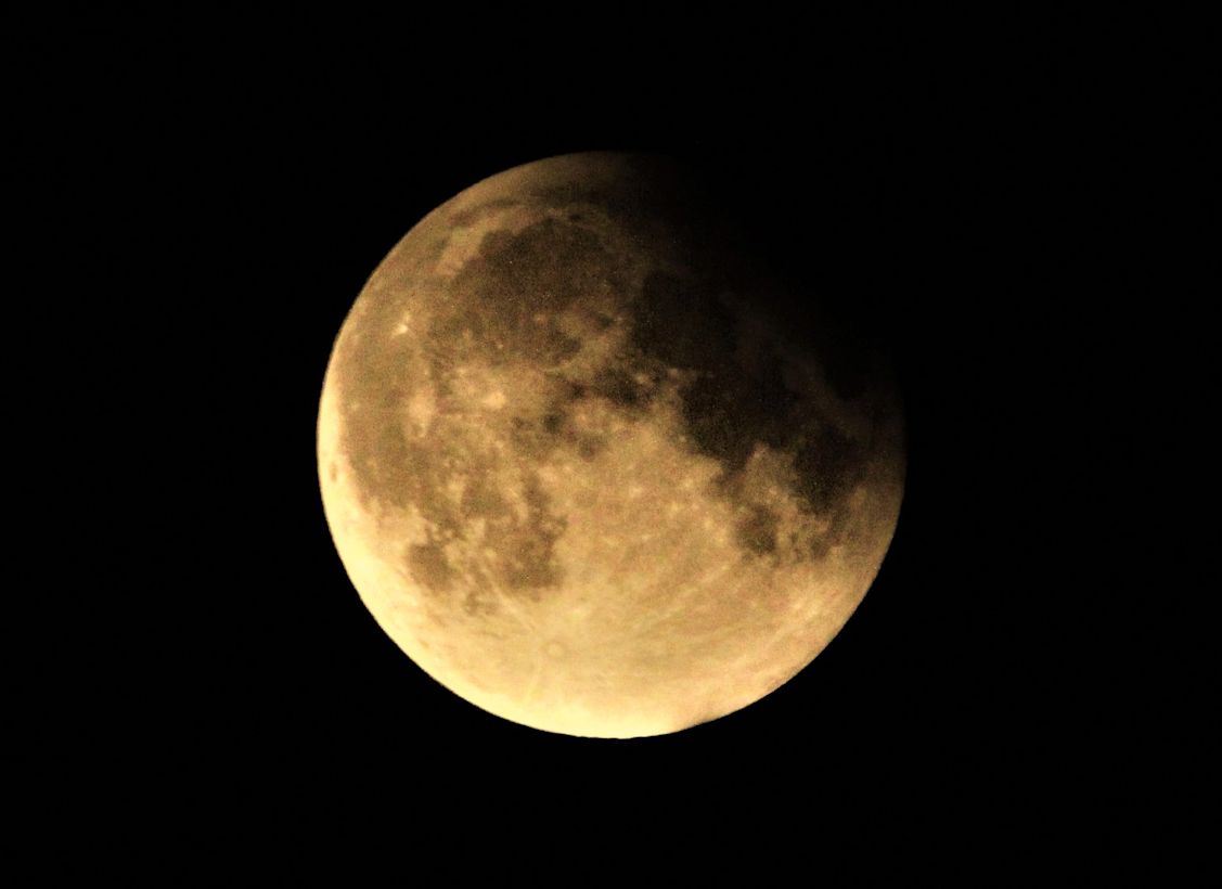 Een deel van de maan wordt verduisterd! Foto: Joop Savelberg