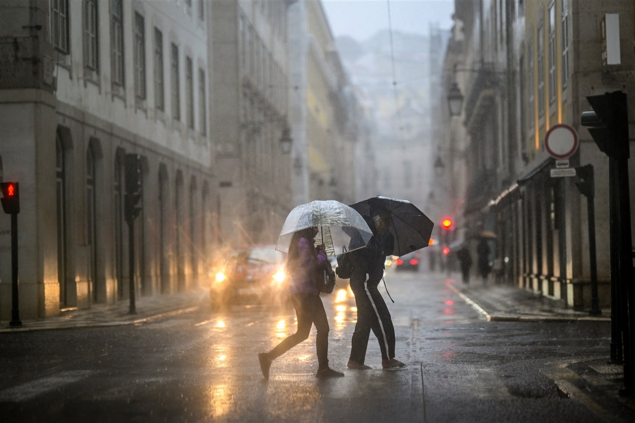 Flink wat regen op komst in Portugal. Foto: ANP / Patricia DE MELO MOREIRA / AFP
