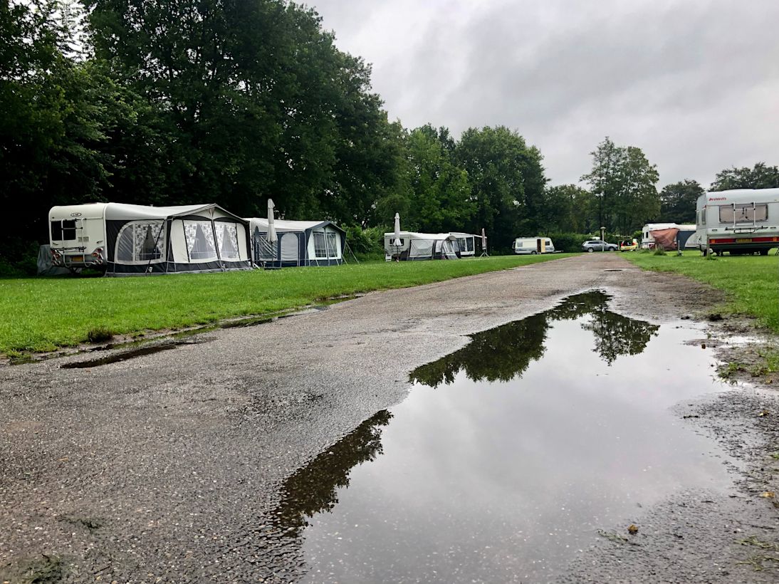 Regen op de camping. Foto: Jo Bakker.