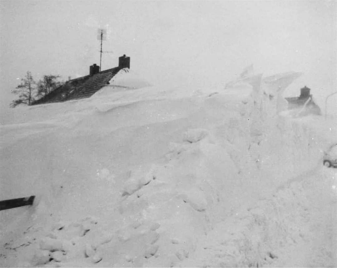 Sneeuw tot aan het dak van de huizen. Foto: Jannes Wiersema.