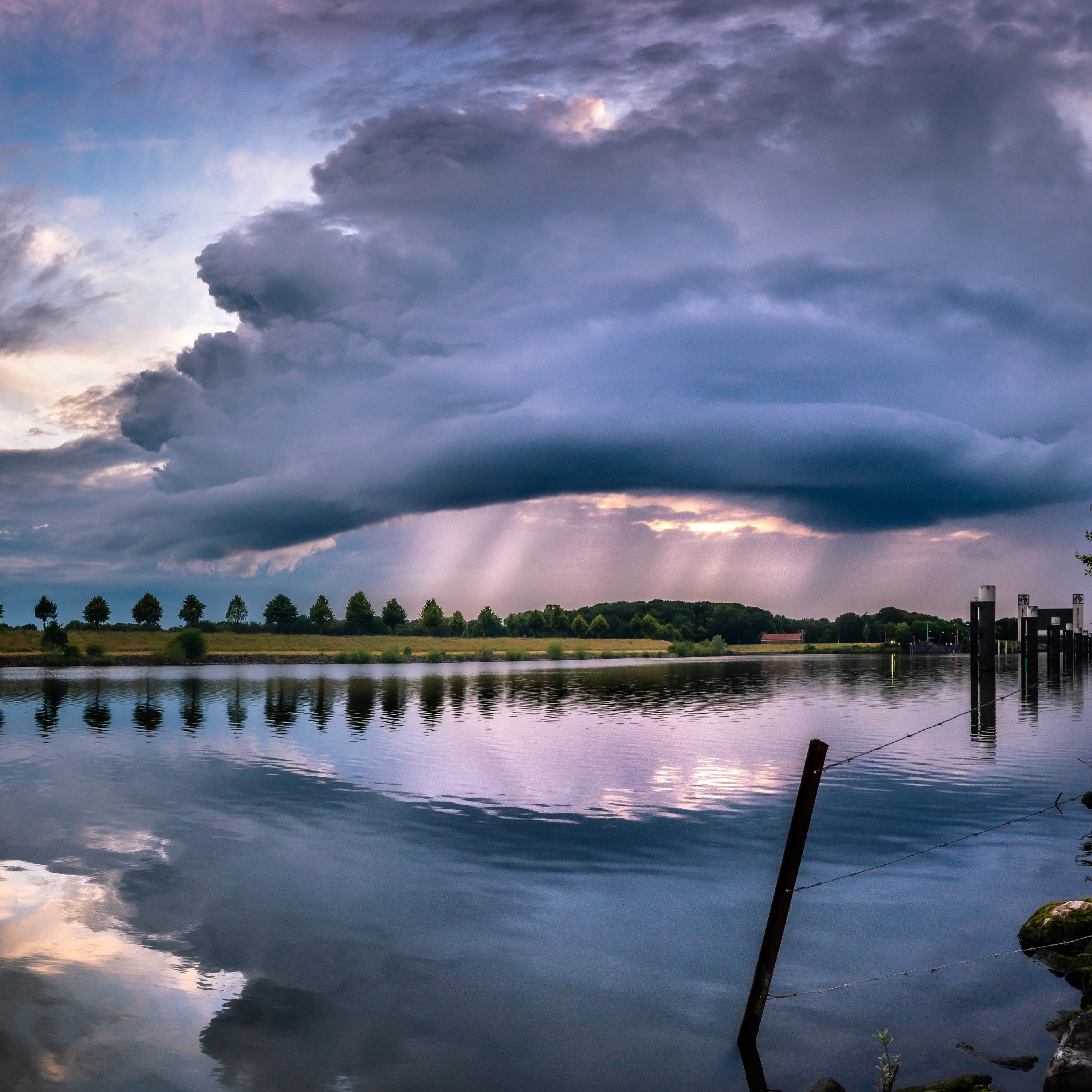 Sommige buien kunnen fel uitpakken en gepaard gaan met onweer. Foto: Wouter van Bernebeek