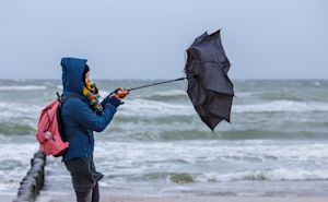 Bij deze windkracht gebruik je een stormparaplu
