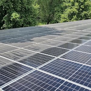 Zonnepanelen schoonmaken: wel of niet doen?
