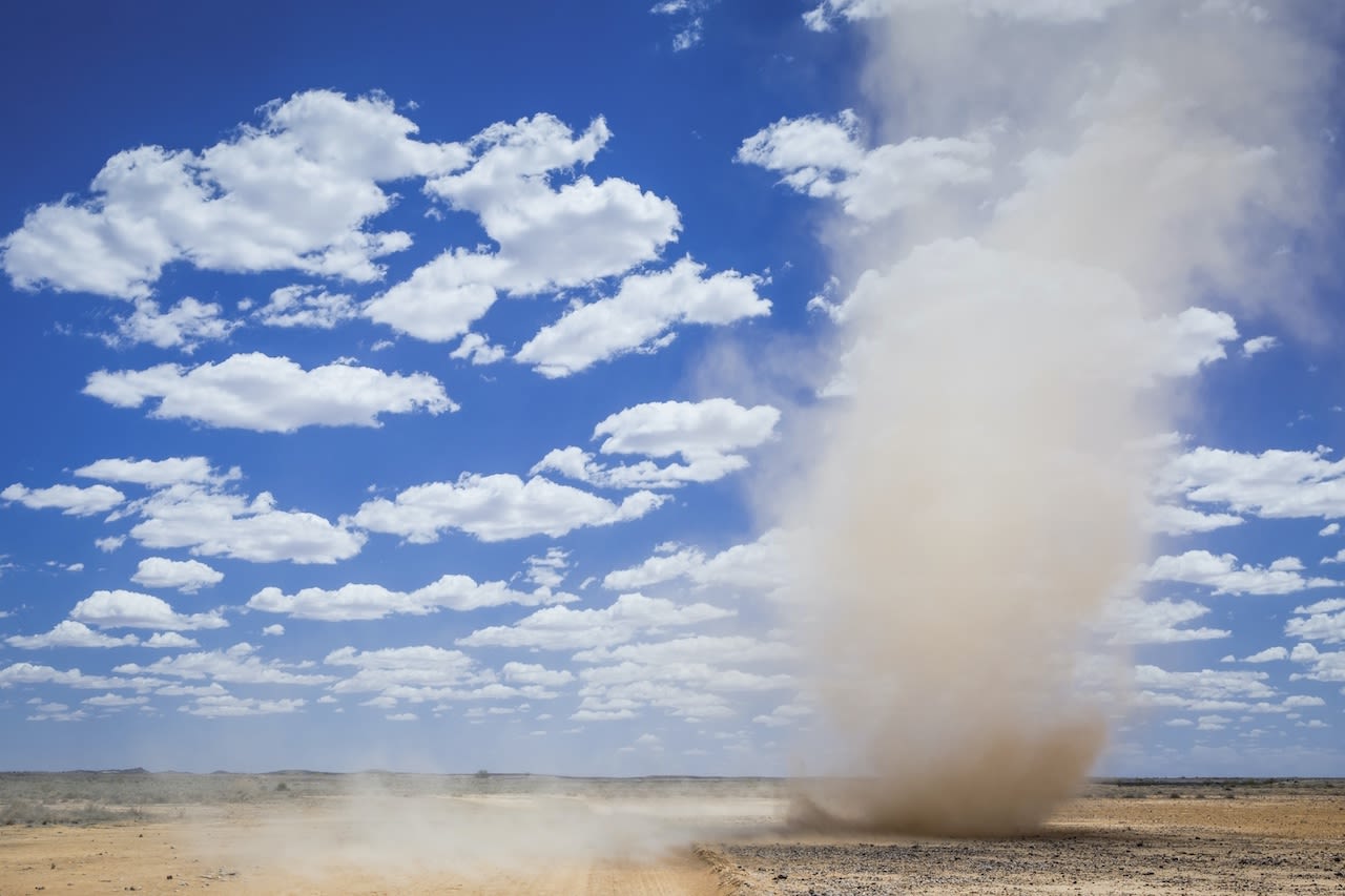 8182783f-dustdevil-australie-as-zorro-stock-images