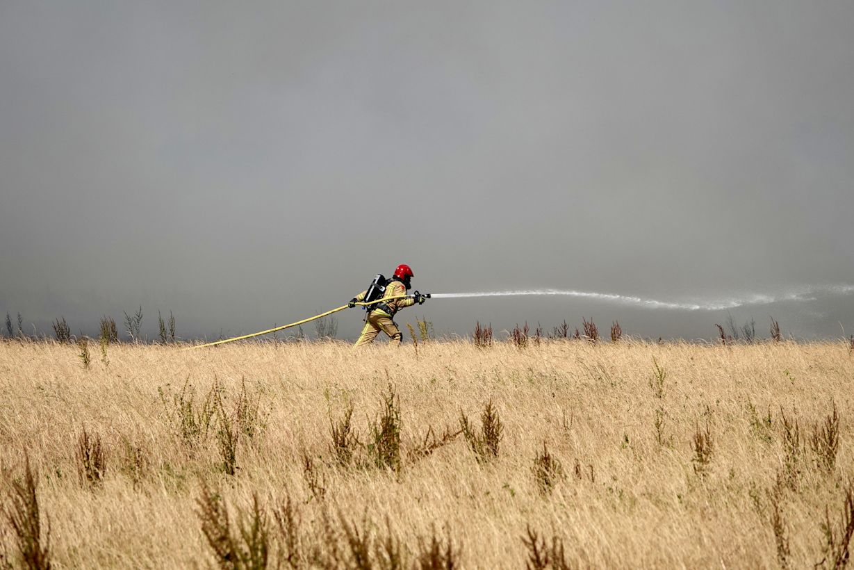 Brandweer bestrijd natuurbrand. Foto: Ben Saanen