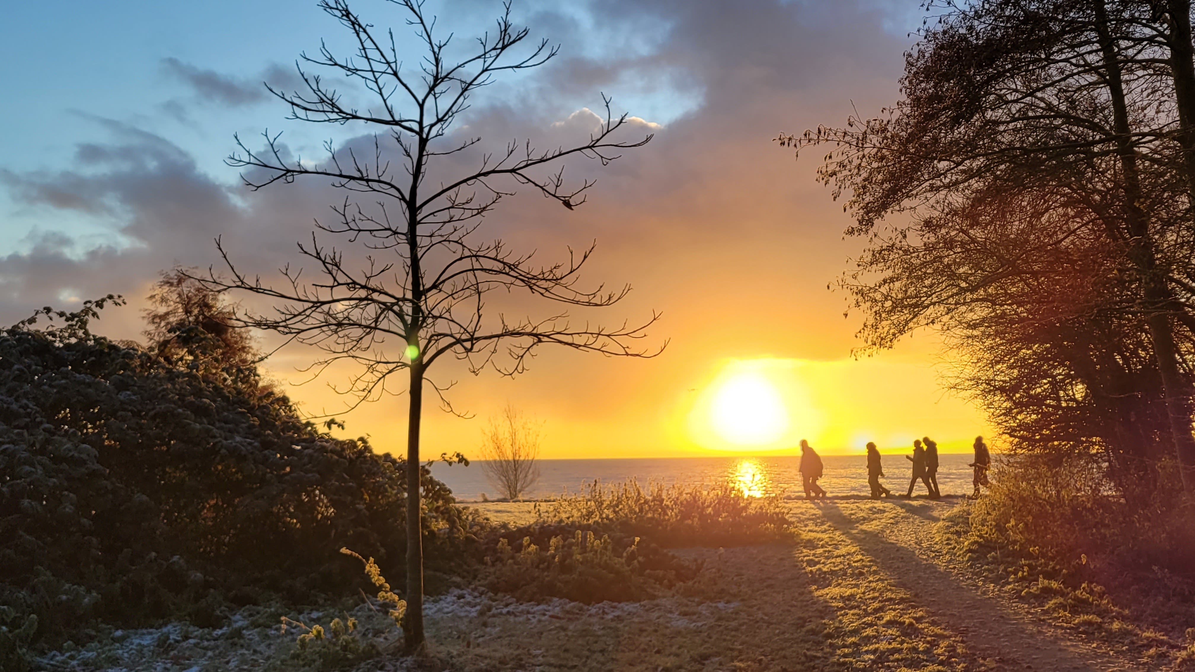 Wandelen bij een laagstaande zon. Foto: Joke Nijenhuis