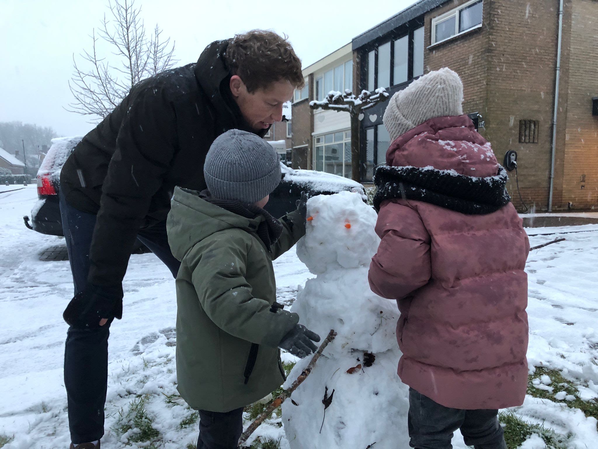 In Bolsward ligt genoeg sneeuw voor een sneeuwpop. Foto: Rudy Bouma/RBNieuws.nl