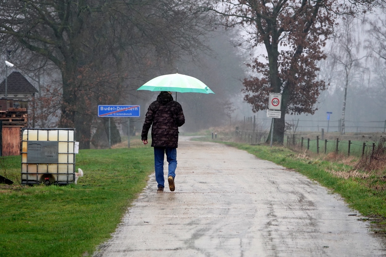 De paraplu komt de komende tijd goed van pas. Foto: Ben Saanen.