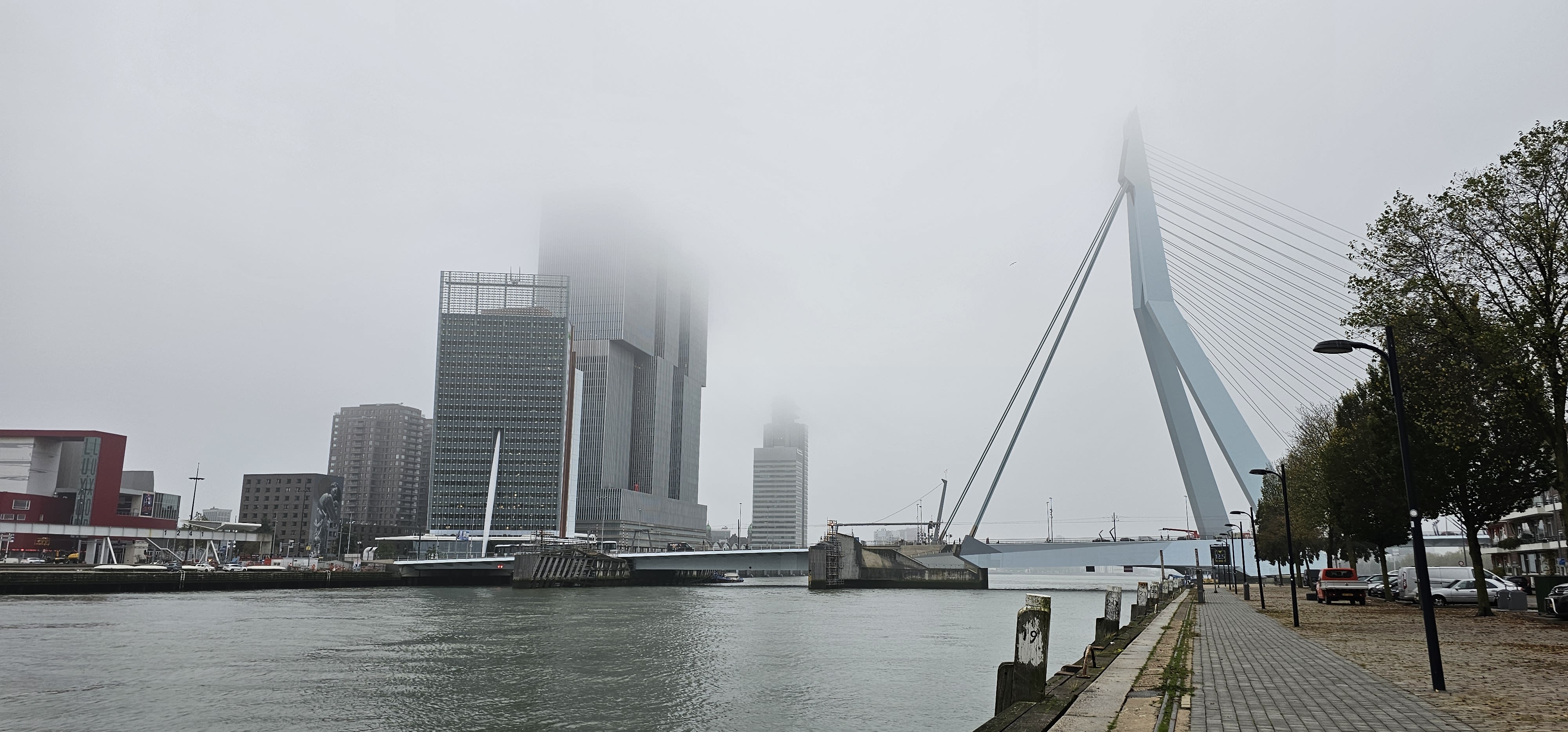 Laaghangende bewolking in Rotterdam. Foto: Johan Klos.