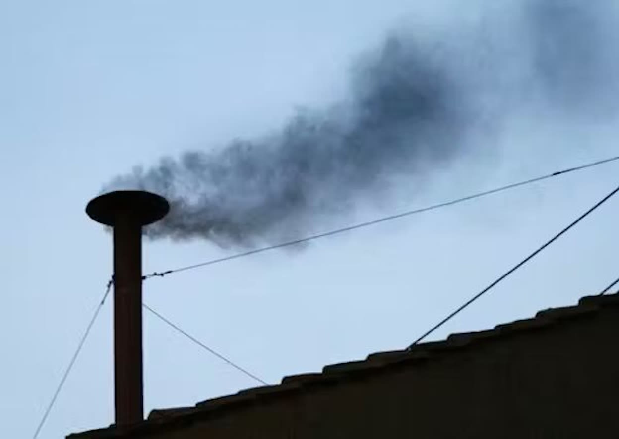 Zwarte rook uit de oven in de Sixtijnse kapel. (Bron wikipedia)