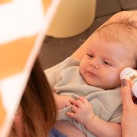 Moet je pasgeboren baby's ook insmeren?