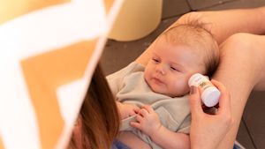 Moet je pasgeboren baby's ook insmeren?