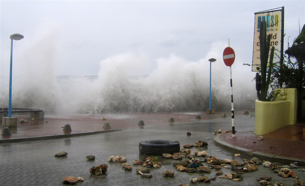 Golven op Bonaire door tropische storm Omar in 2008. Foto: ANP / MARIEKE SERRUYS