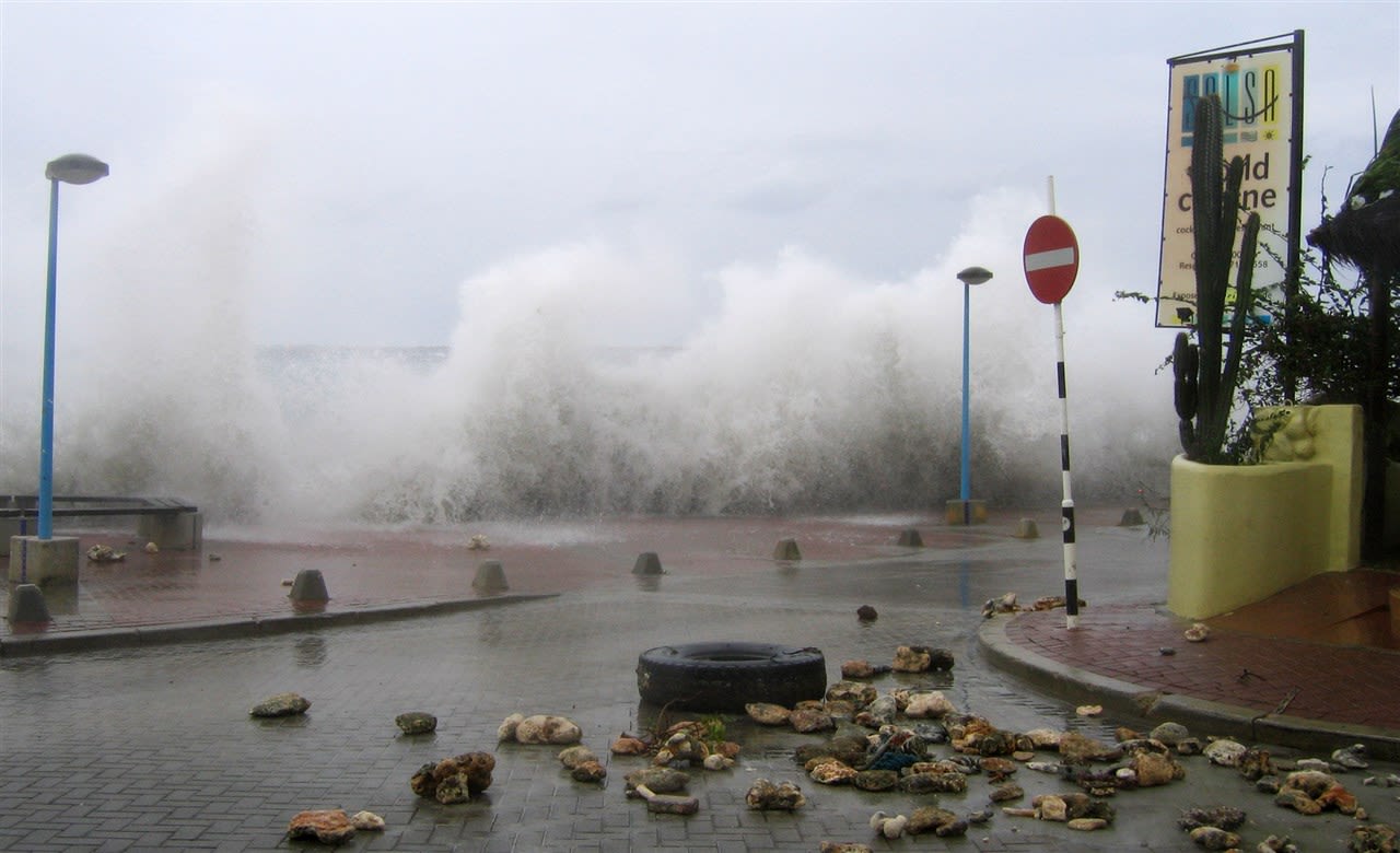 Golven op Bonaire door tropische storm Omar in 2008. Foto: ANP / MARIEKE SERRUYS