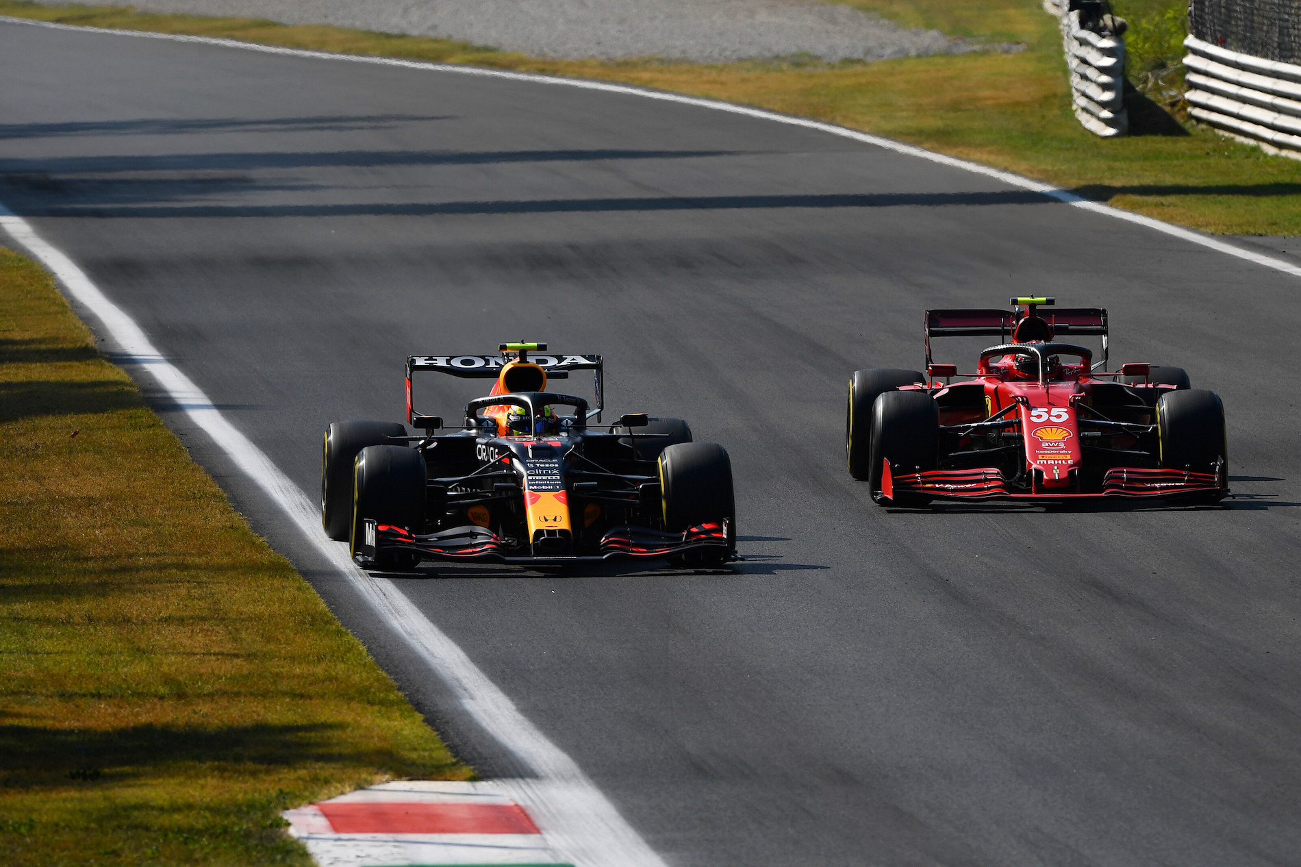 Sergio Perez passeert Carlos Sainz tijdens de GP van Italië, Monza 2021. Foto: Red Bull Content Pool / Rudy Carezzevoli/Getty Images