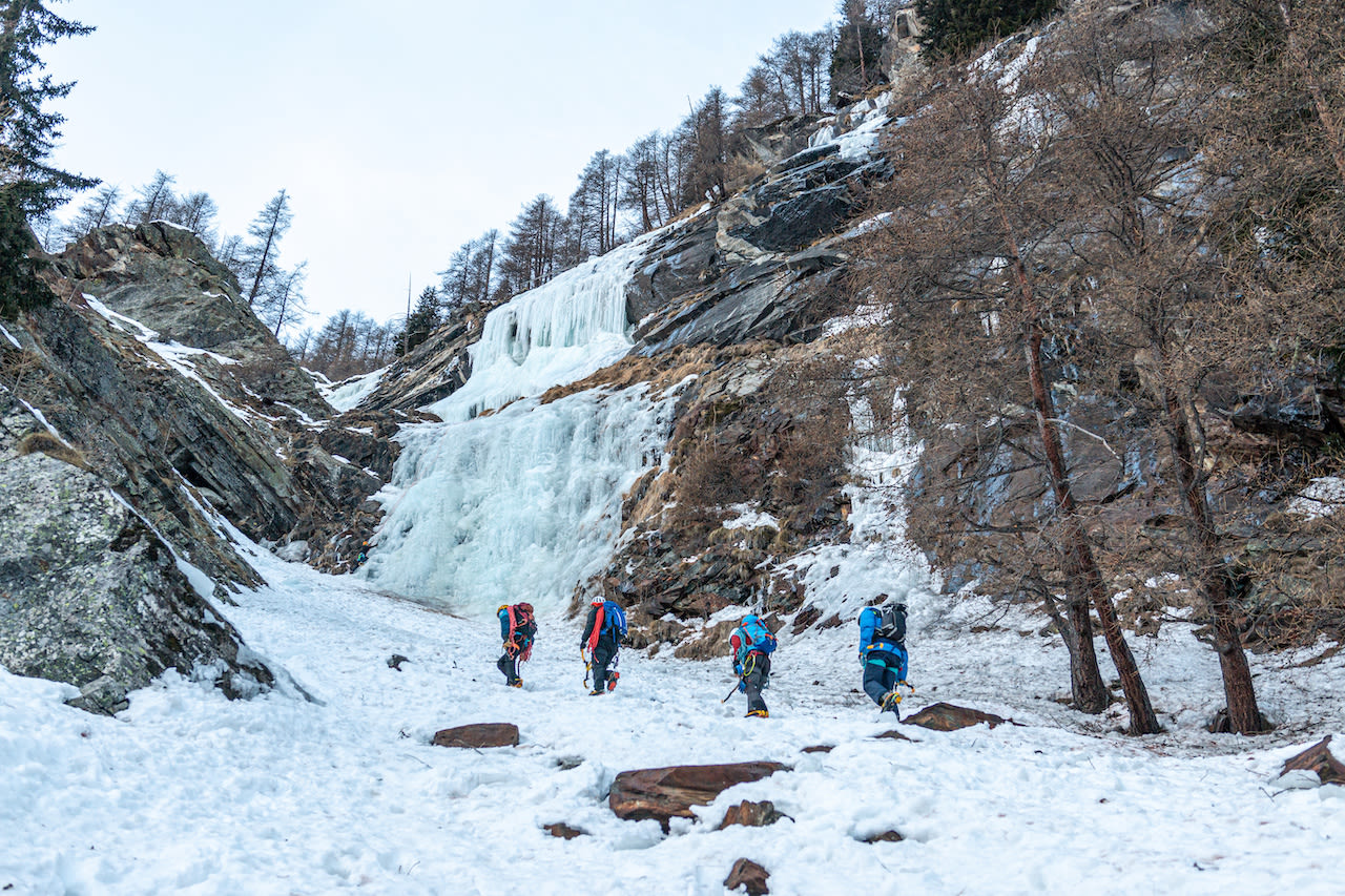 Watervallen zijn bij uitstek geschikt voor ijsklimmen, zoals hier in de Aosta vallei in Italië. Foto: Adobe Stock / Philippe