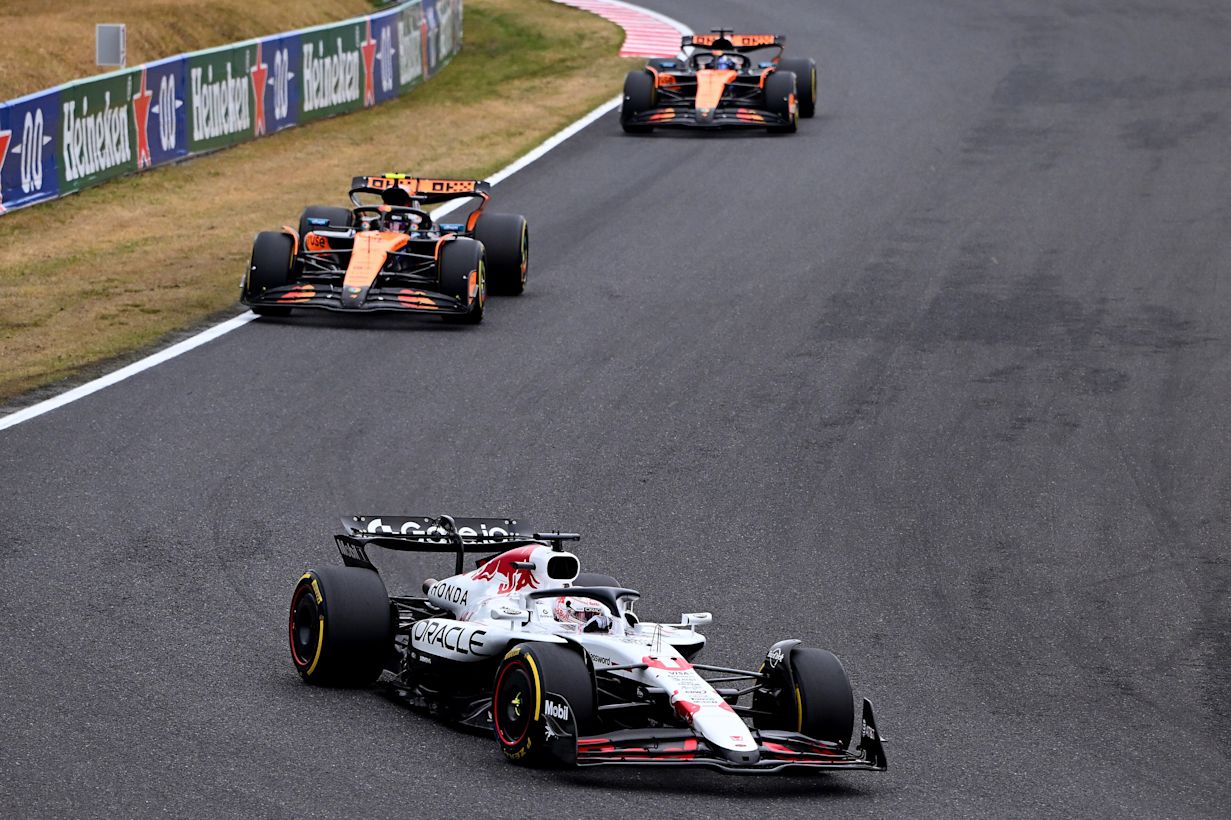 Lando Norris, Max Verstappen en Oscar Piastri tijdens de GP van Japan 2025. Foto: Red Bull Content Pool / Clive Mason / Getty Images.