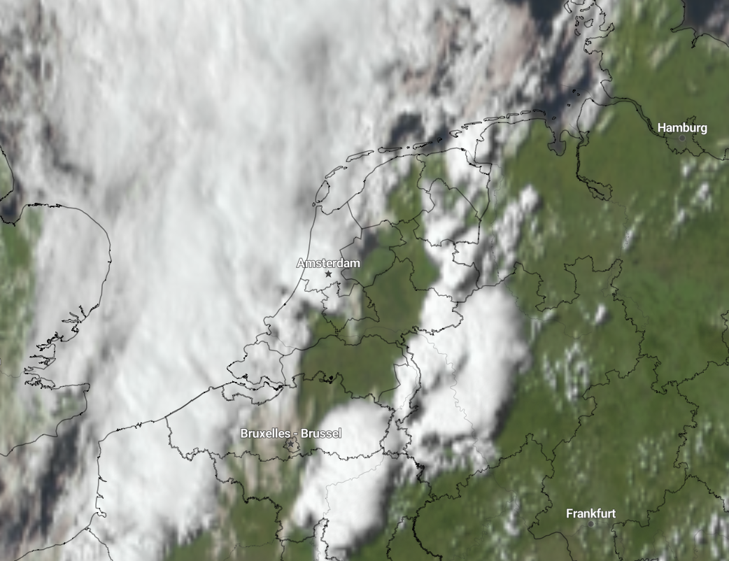 Op de satelliet zijn de grote buienwolken boven het oosten van het land goed te zien. Satellietbeeld 16:45 uur.