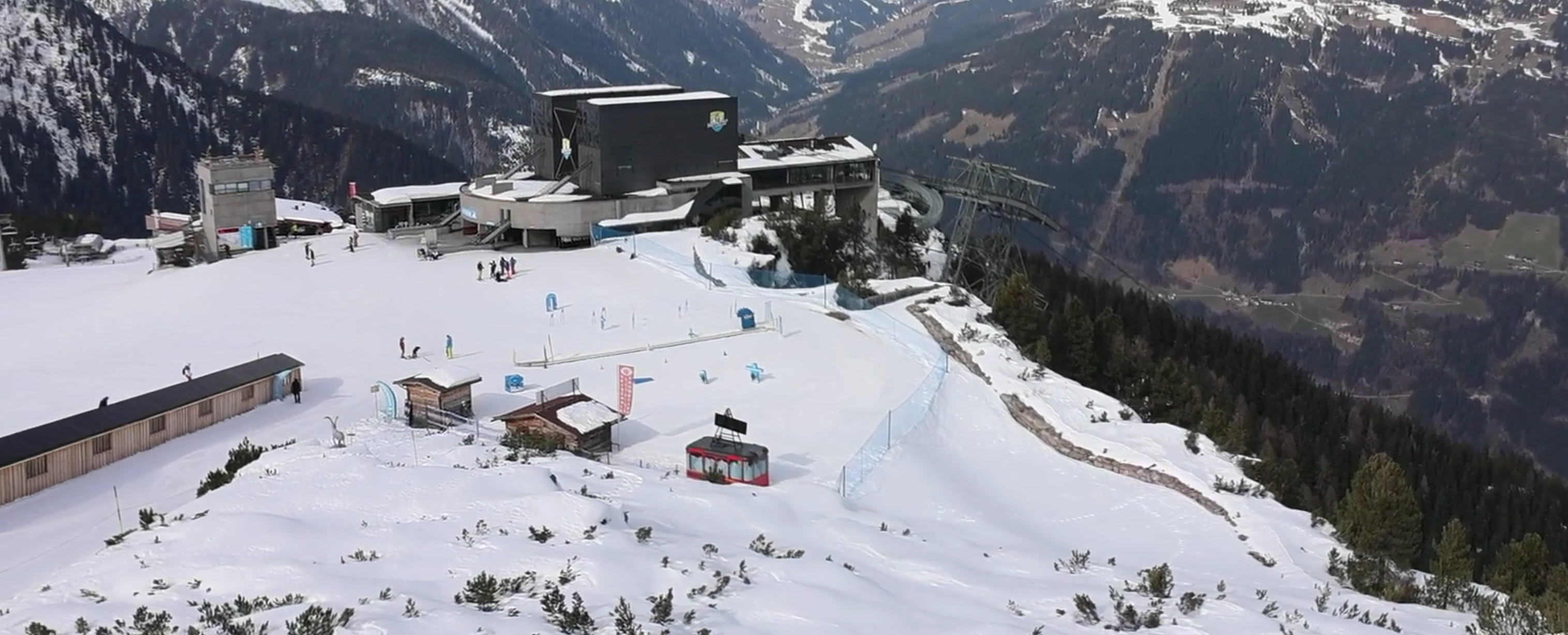 De dalen zijn groen in Mayrhofen, maar bovenop de berg ligt nog genoeg! Bron: Feratel